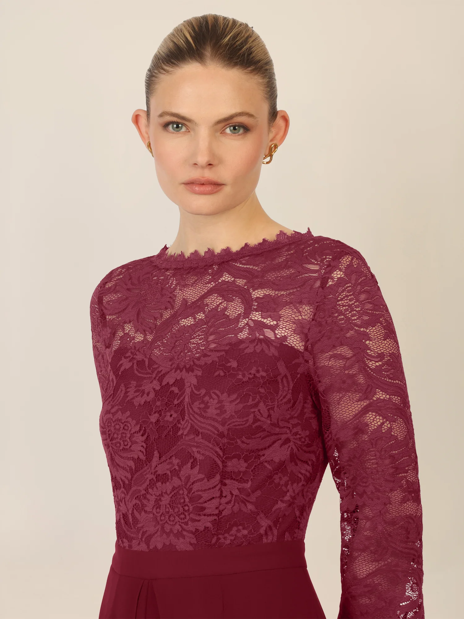 APART Abendoverall mit Spitzentop und weitem Bein | bordeauxrot - Image 4
