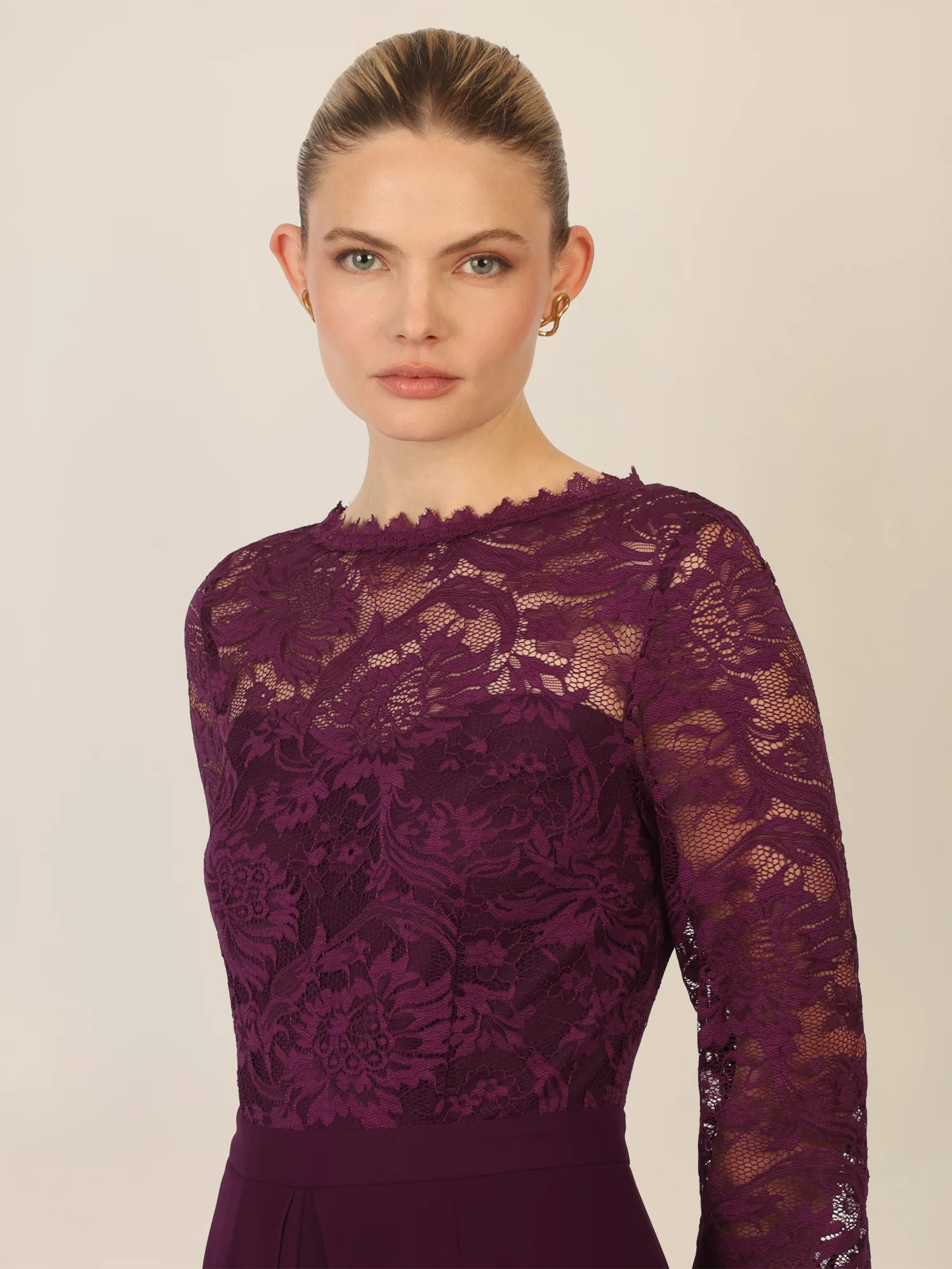 APART Abendoverall mit Spitzentop und weitem Bein | dunkel lila - Image 4
