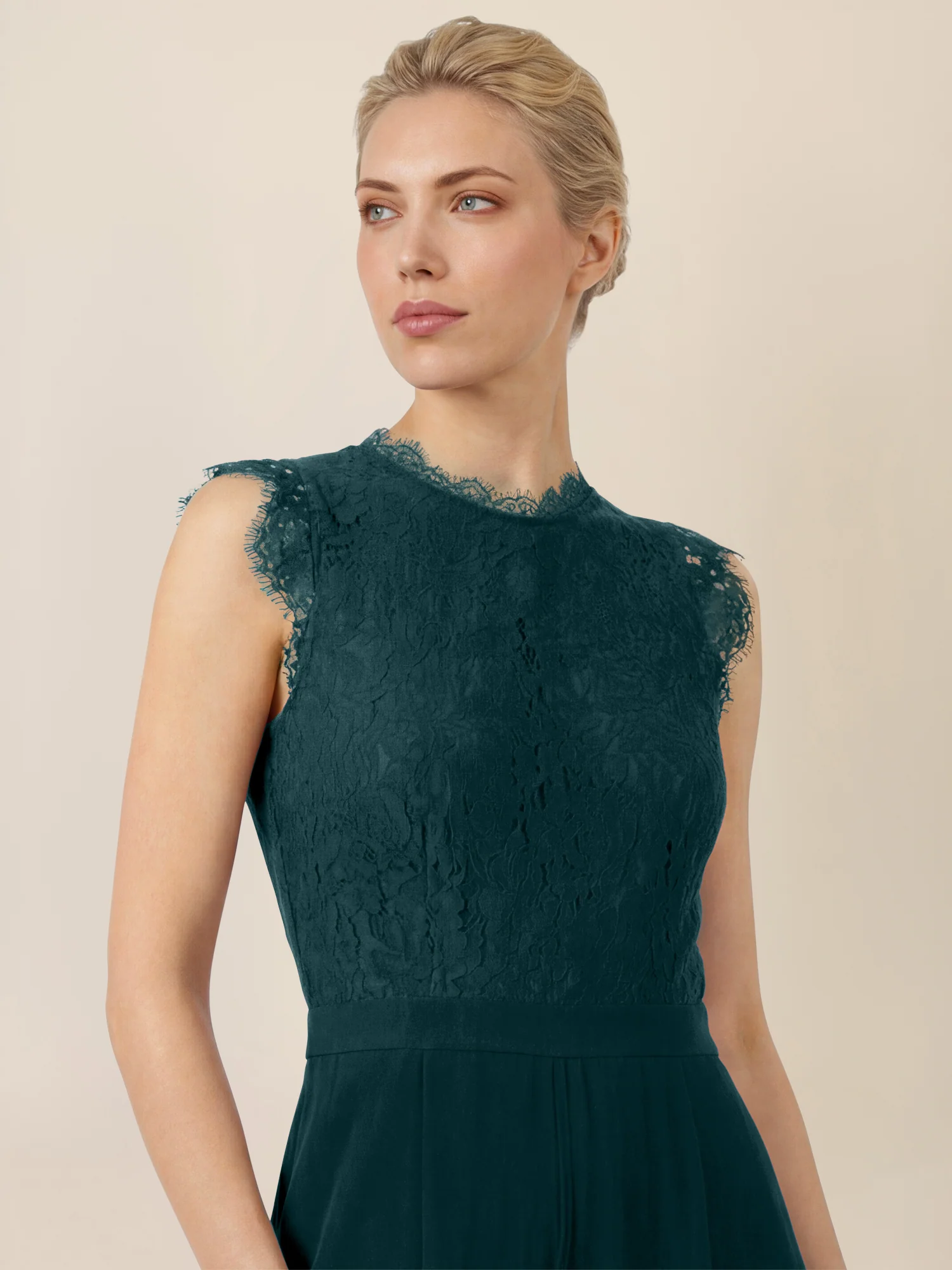 APART Abendoverall mit Spitzentop und weitem Bein | emerald - Image 4
