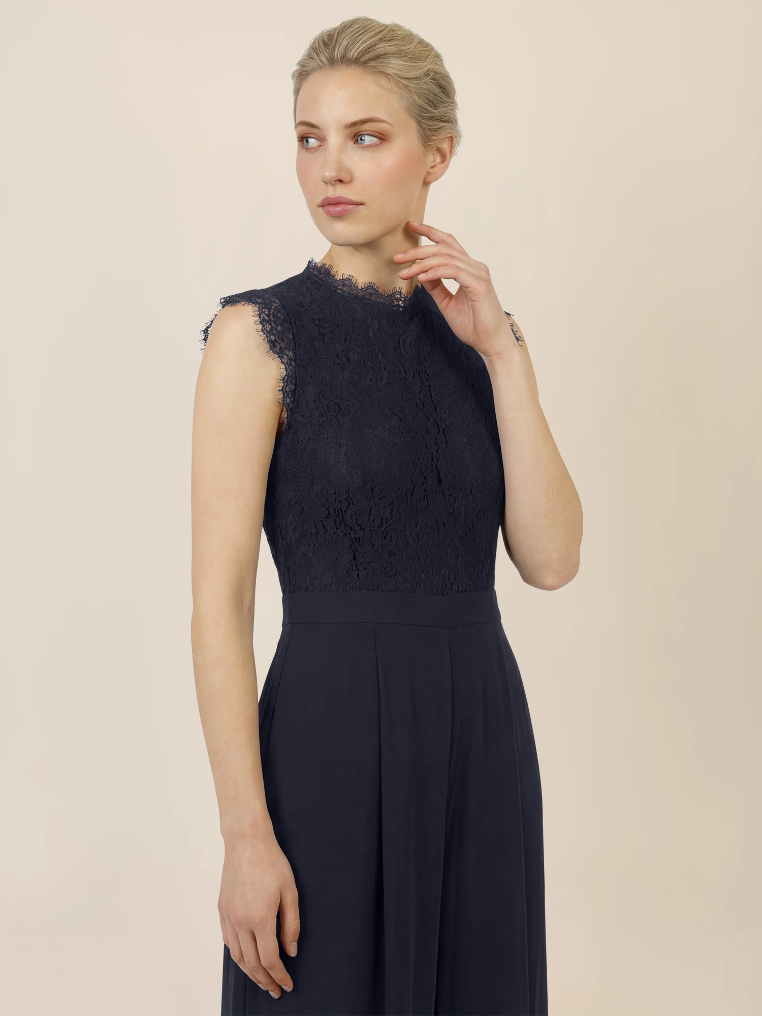 APART Abendoverall mit Spitzentop und weitem Bein | nachtblau - Image 4