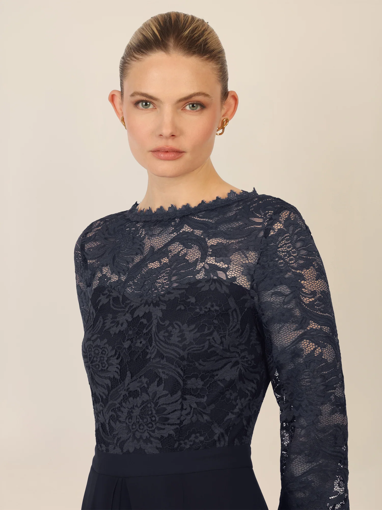 APART Abendoverall mit Spitzentop und weitem Bein | nachtblau - Image 4