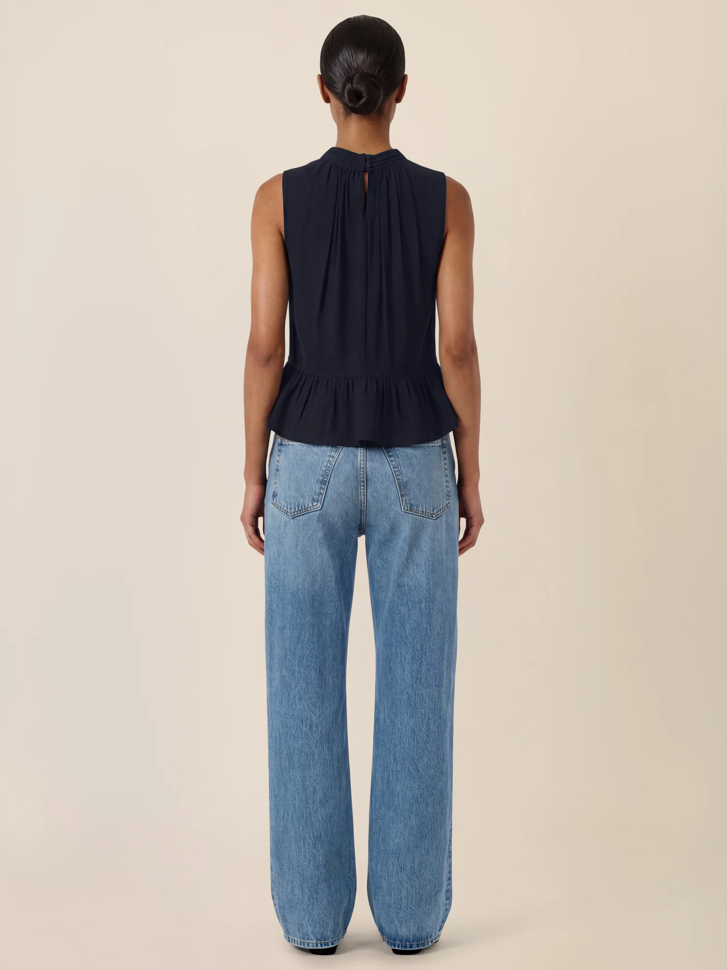 APART Ärmellose Bluse mit Rüschen-Saum | nachtblau - Image 3