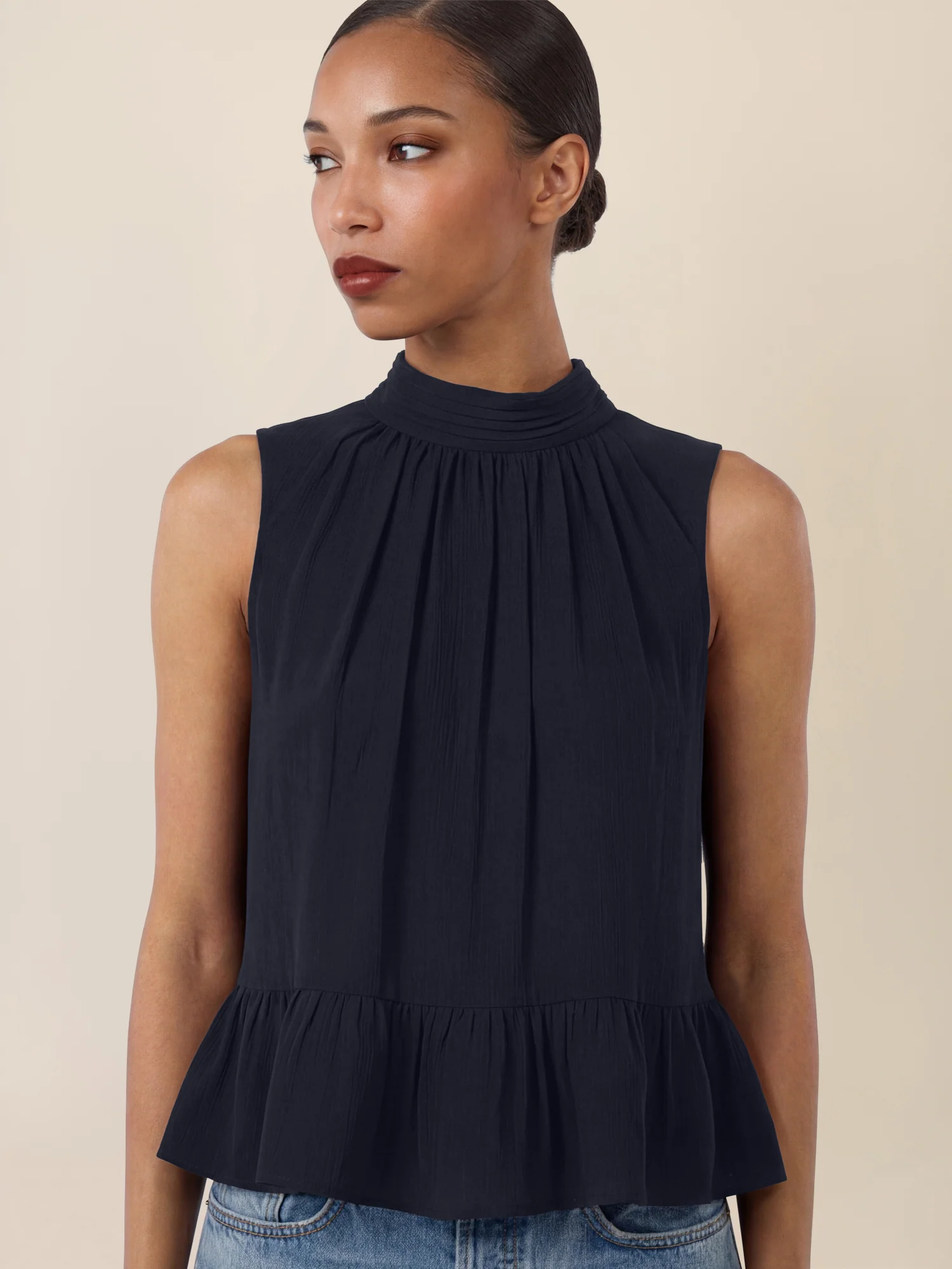 APART Ärmellose Bluse mit Rüschen-Saum | nachtblau - Image 5
