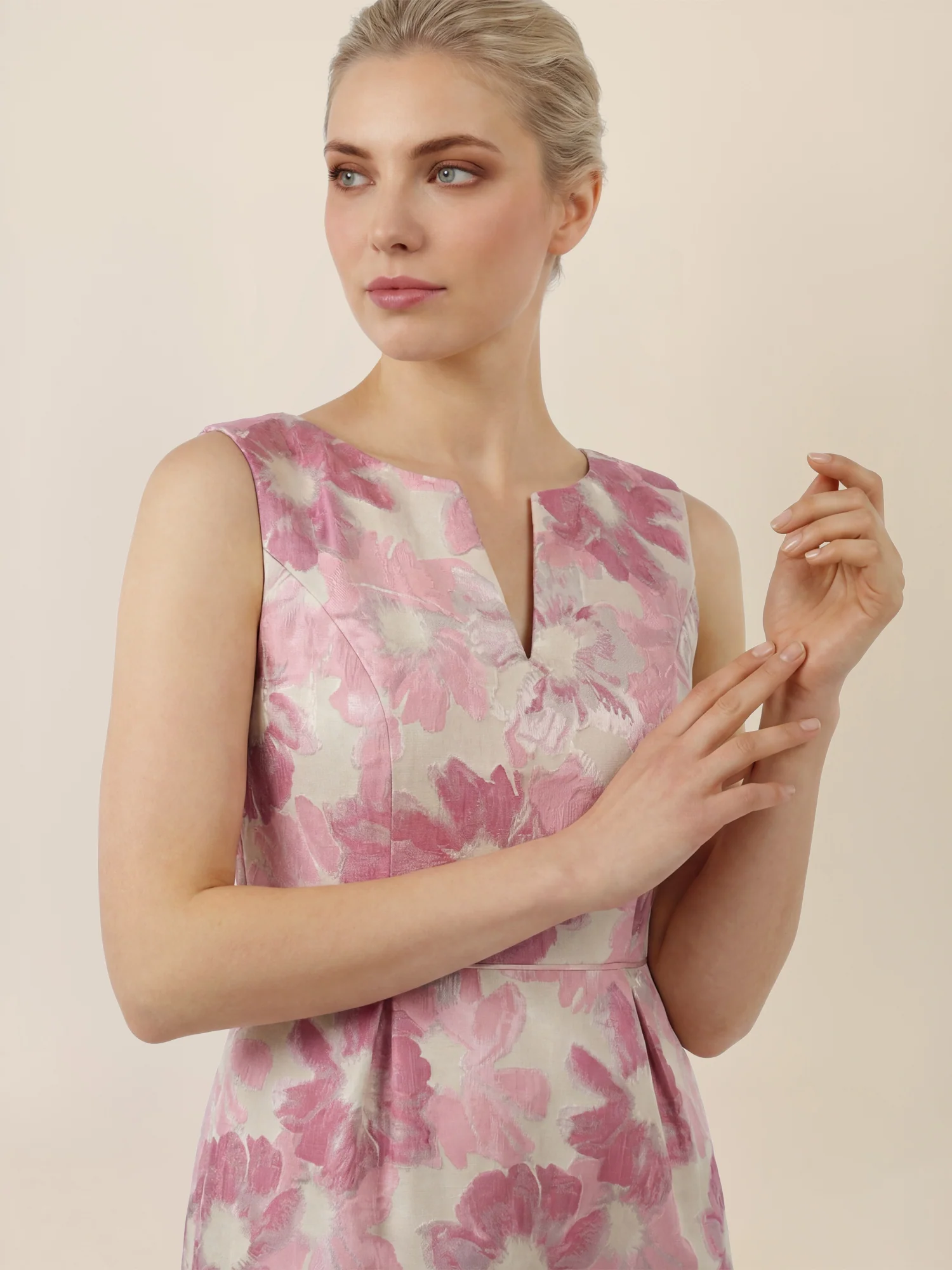 APART Ärmelloses Etuikleid mit floralem Jacquard | creme-rose - Image 5