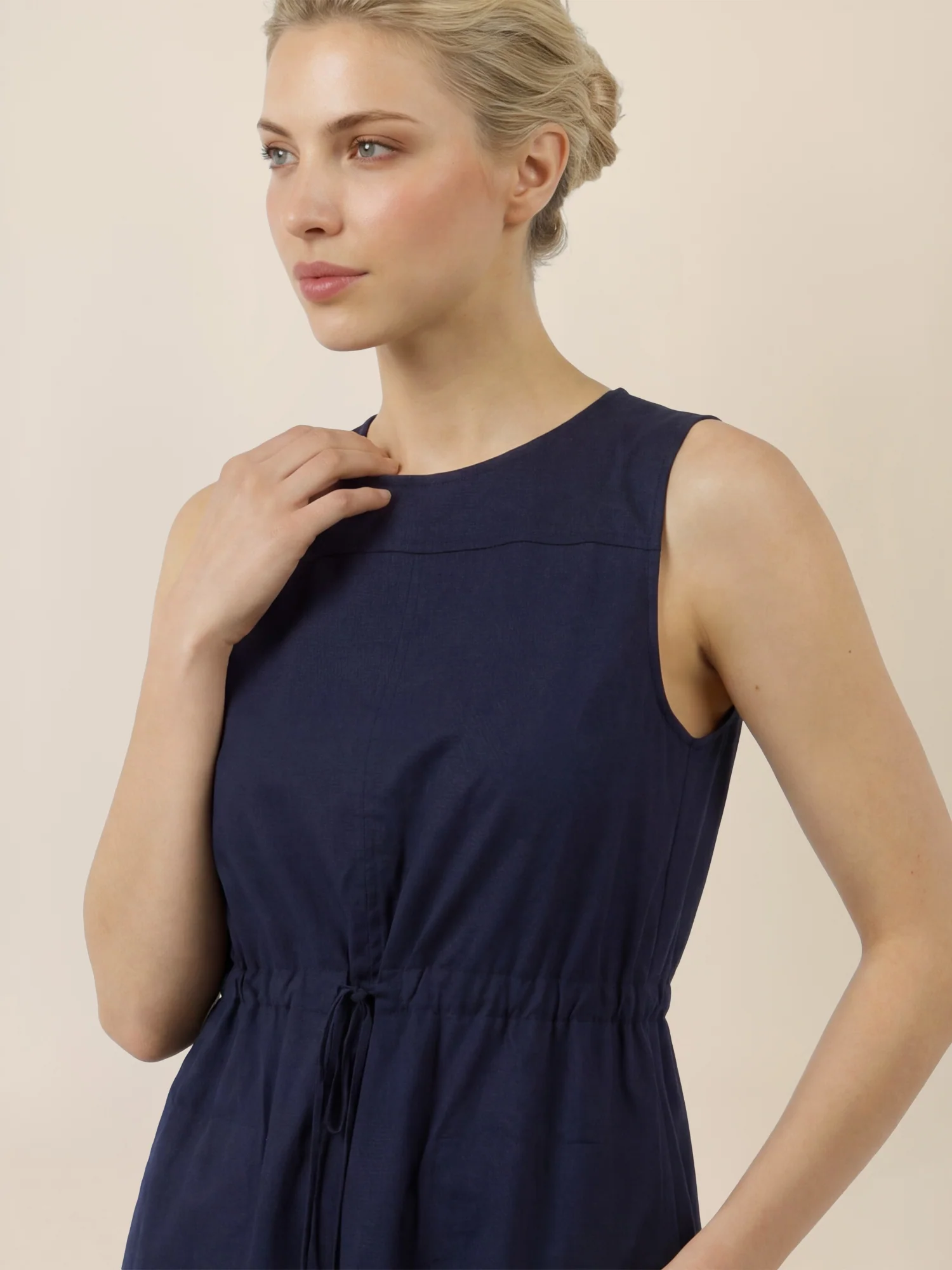 APART Ärmelloses Kleid mit Kordelzug-Taille | nachtblau - Image 4