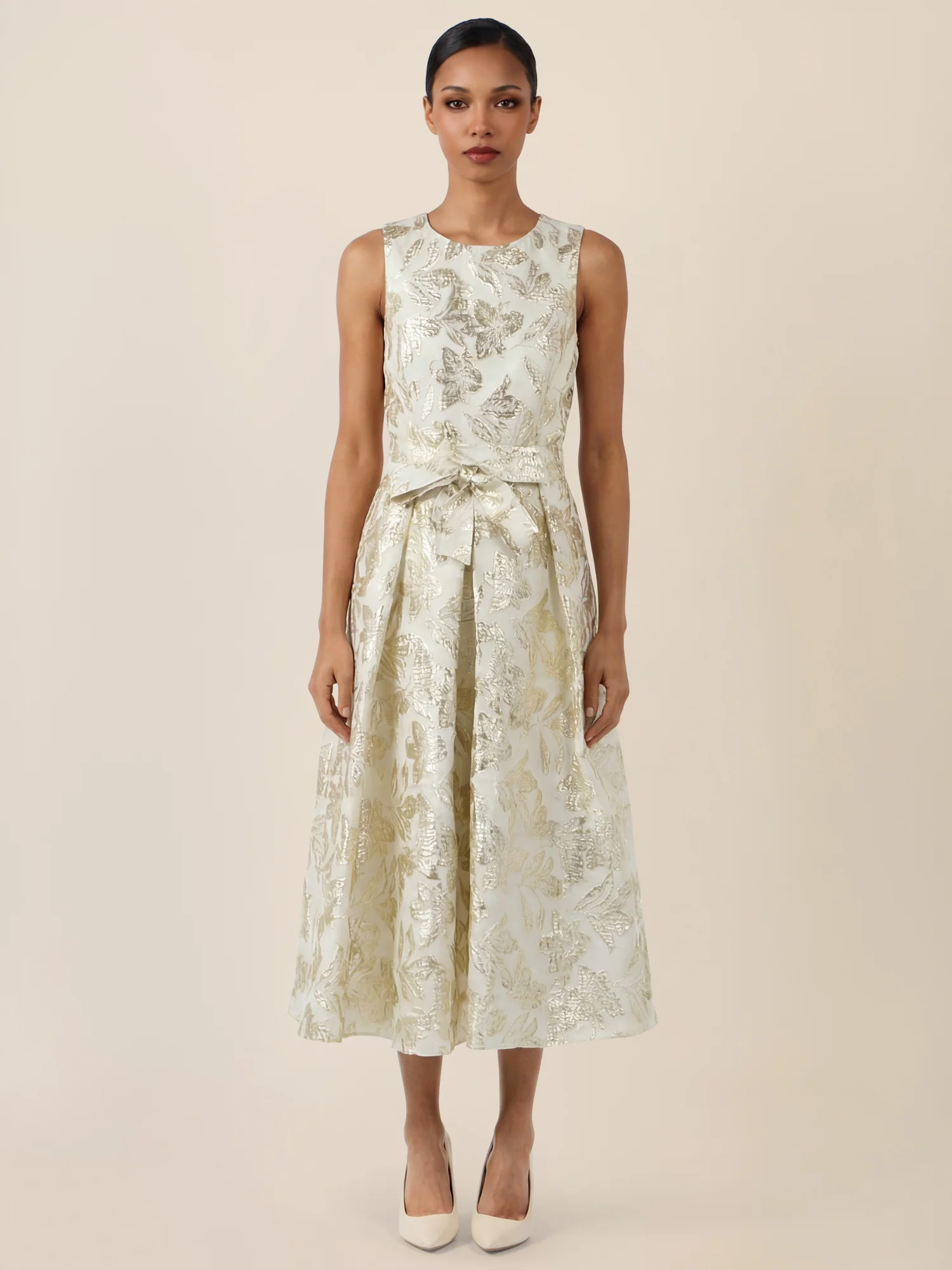 APART Ärmelloses Kleid mit schimmerndem Strukturmuster | creme-gold