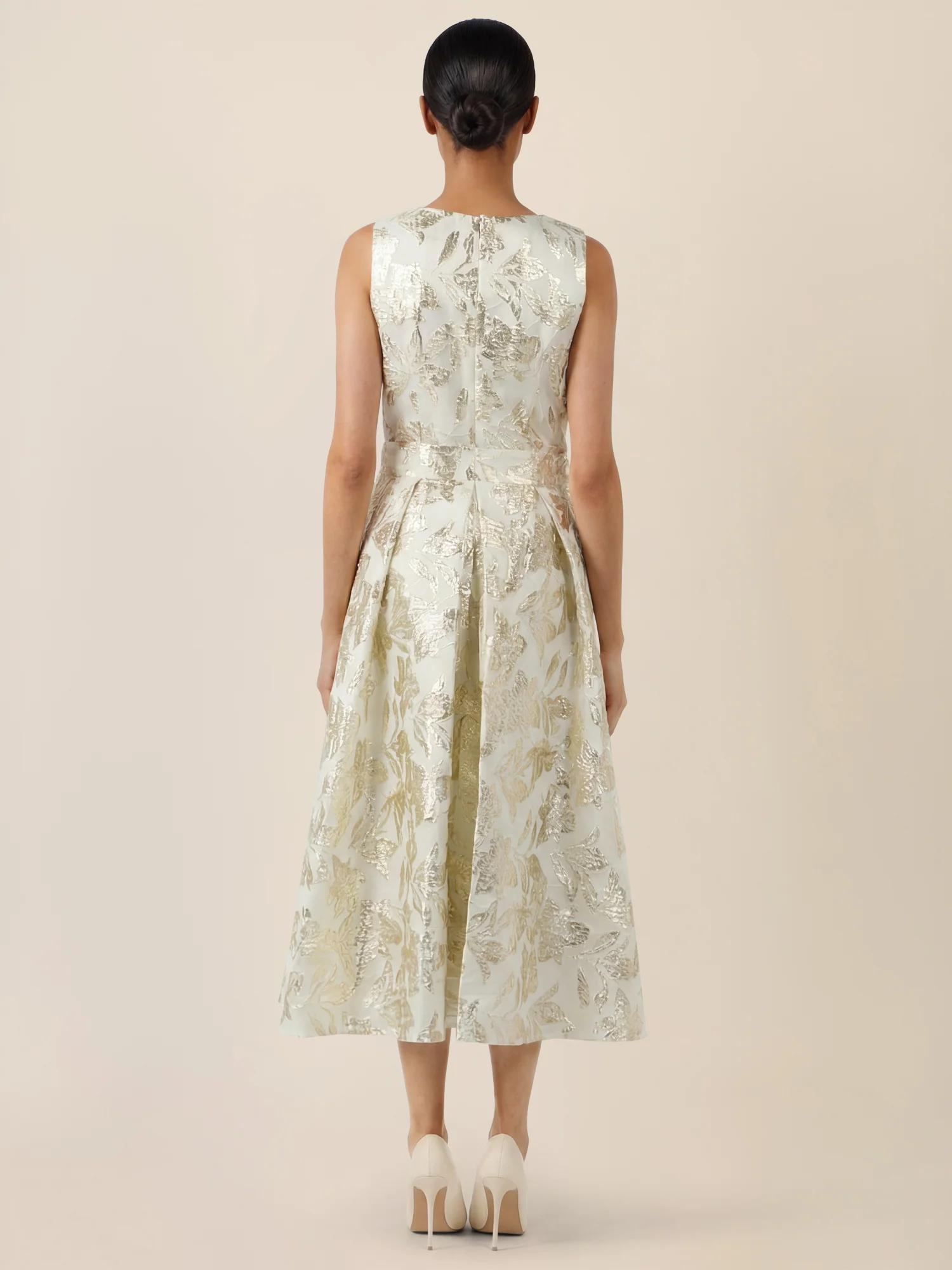 APART Ärmelloses Kleid mit schimmerndem Strukturmuster | creme-gold - Image 2