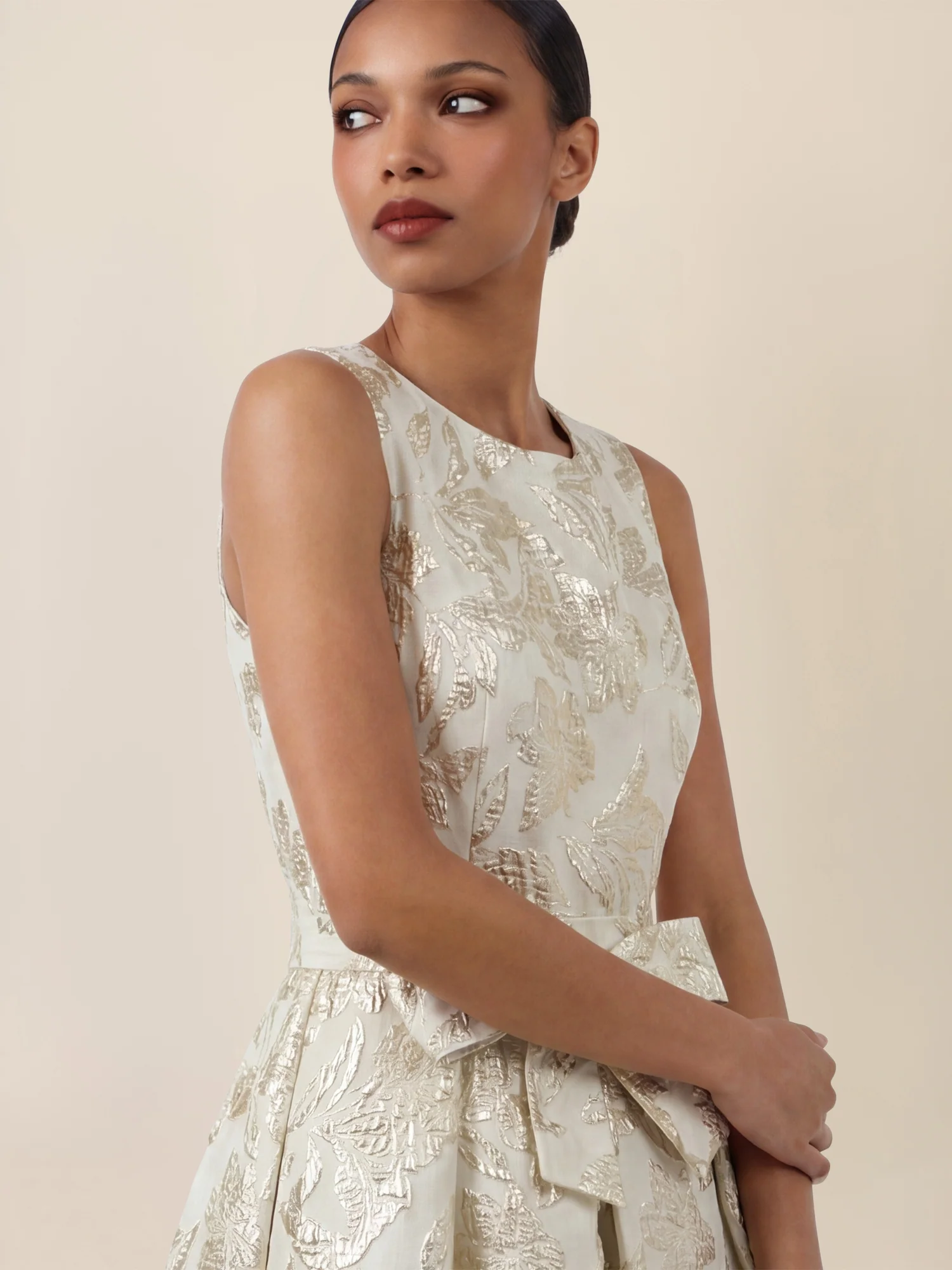 APART Ärmelloses Kleid mit schimmerndem Strukturmuster | creme-gold - Image 4