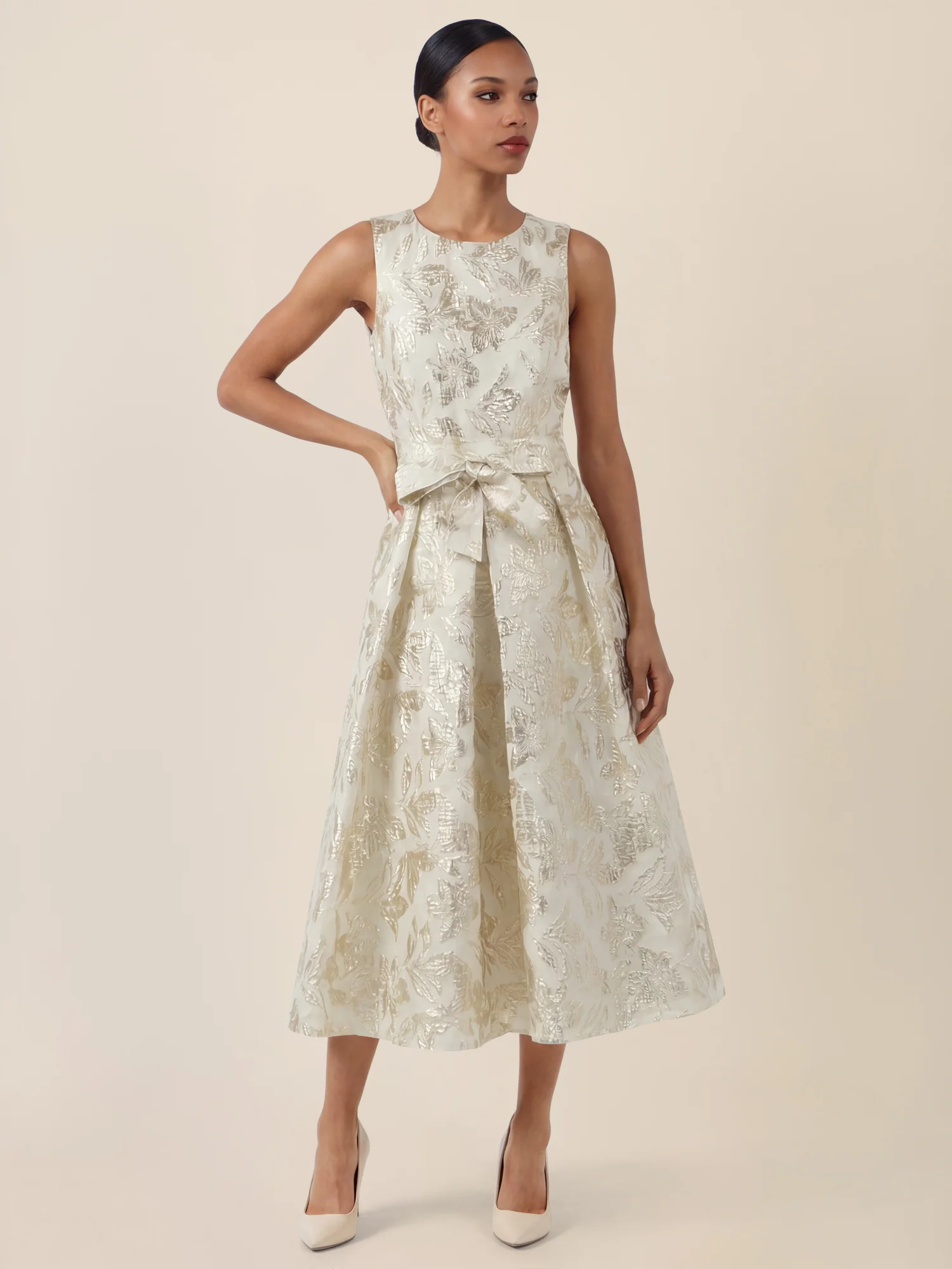 APART Ärmelloses Kleid mit schimmerndem Strukturmuster | creme-gold - Image 5