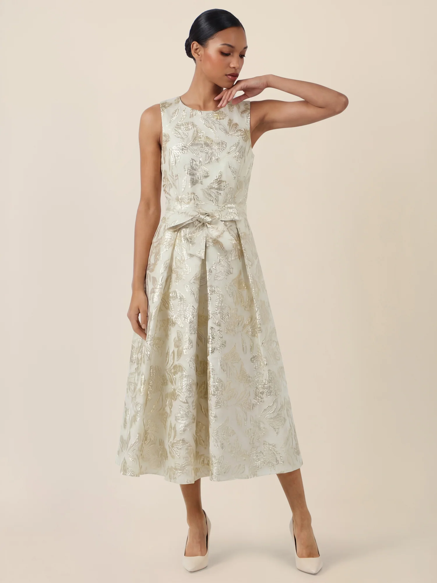 APART Ärmelloses Kleid mit schimmerndem Strukturmuster | creme-gold - Image 6