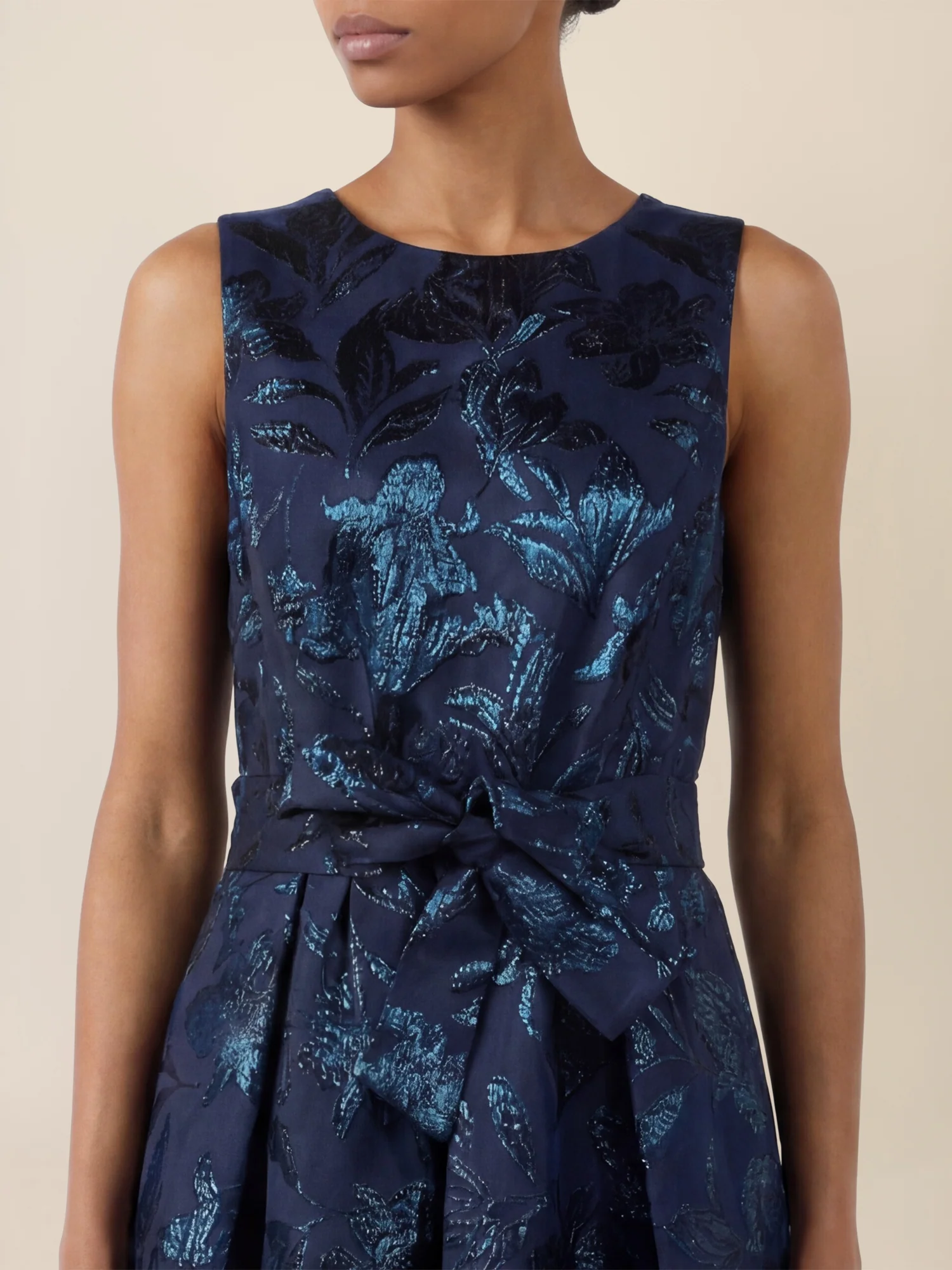 APART Ärmelloses Kleid mit schimmerndem Strukturmuster | nachtblau-metallic - Image 4