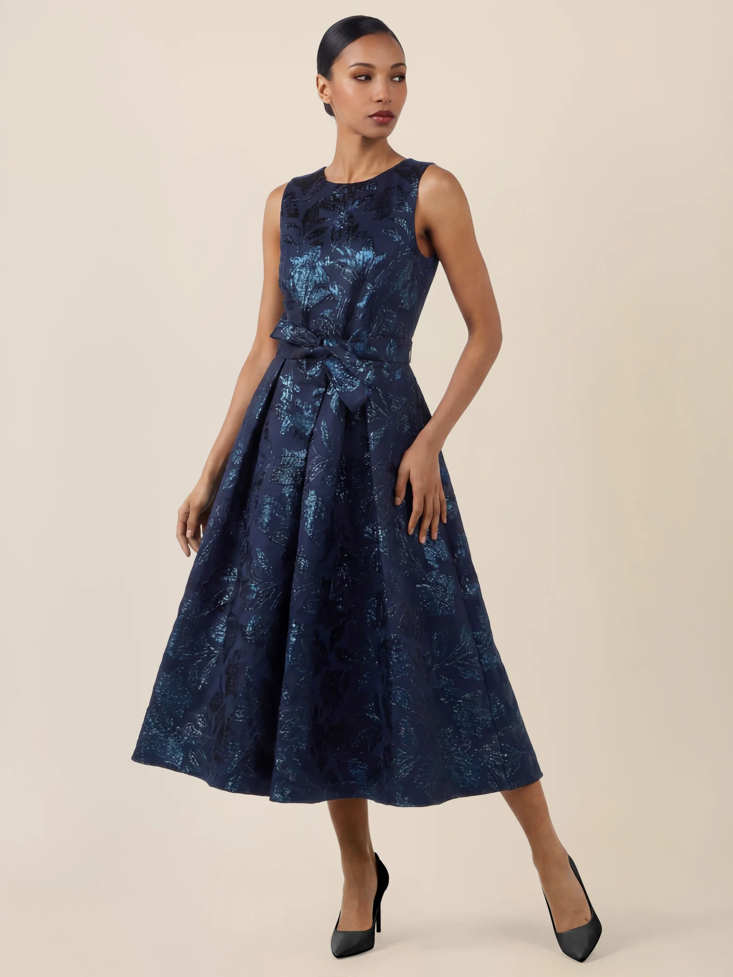 APART Ärmelloses Kleid mit schimmerndem Strukturmuster | nachtblau-metallic - Image 5