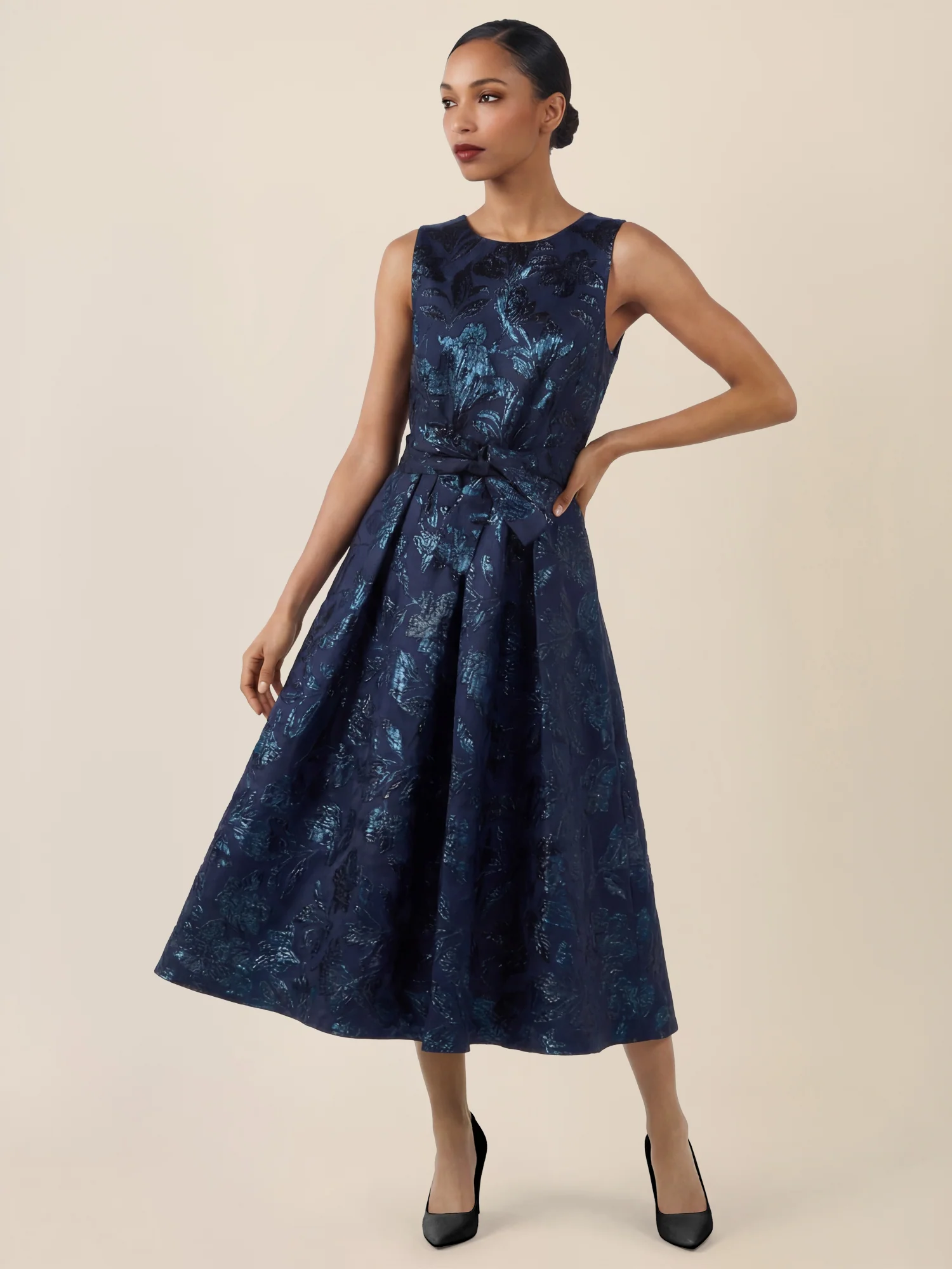 APART Ärmelloses Kleid mit schimmerndem Strukturmuster | nachtblau-metallic - Image 6