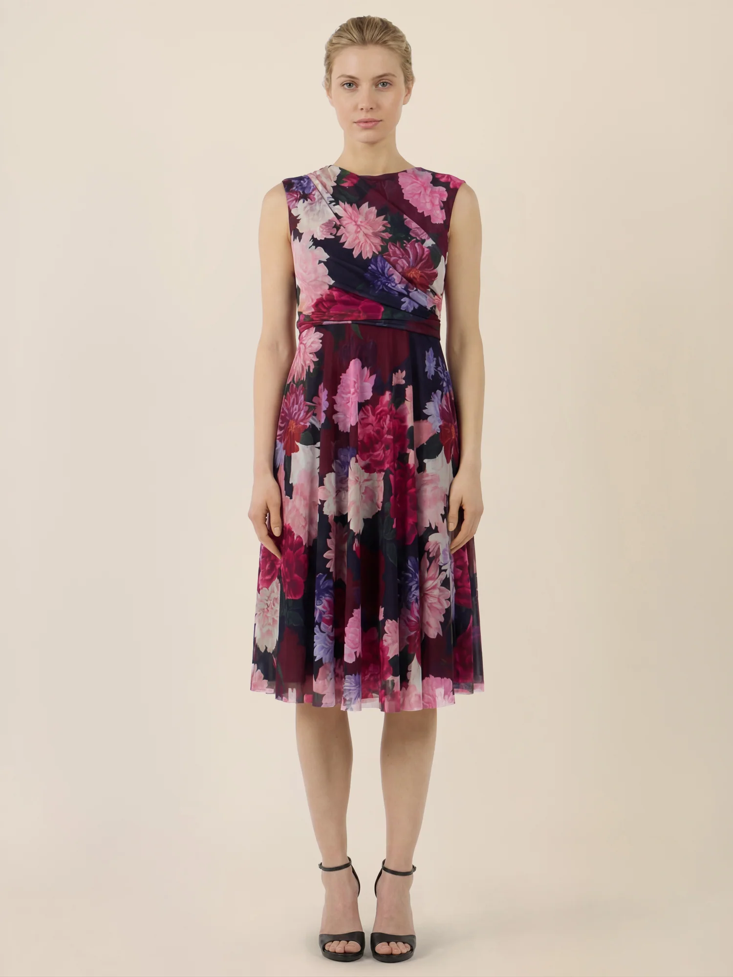 APART Ärmelloses Meshkleid mit Blumenprint und Drapierung | weinrot-multicolor