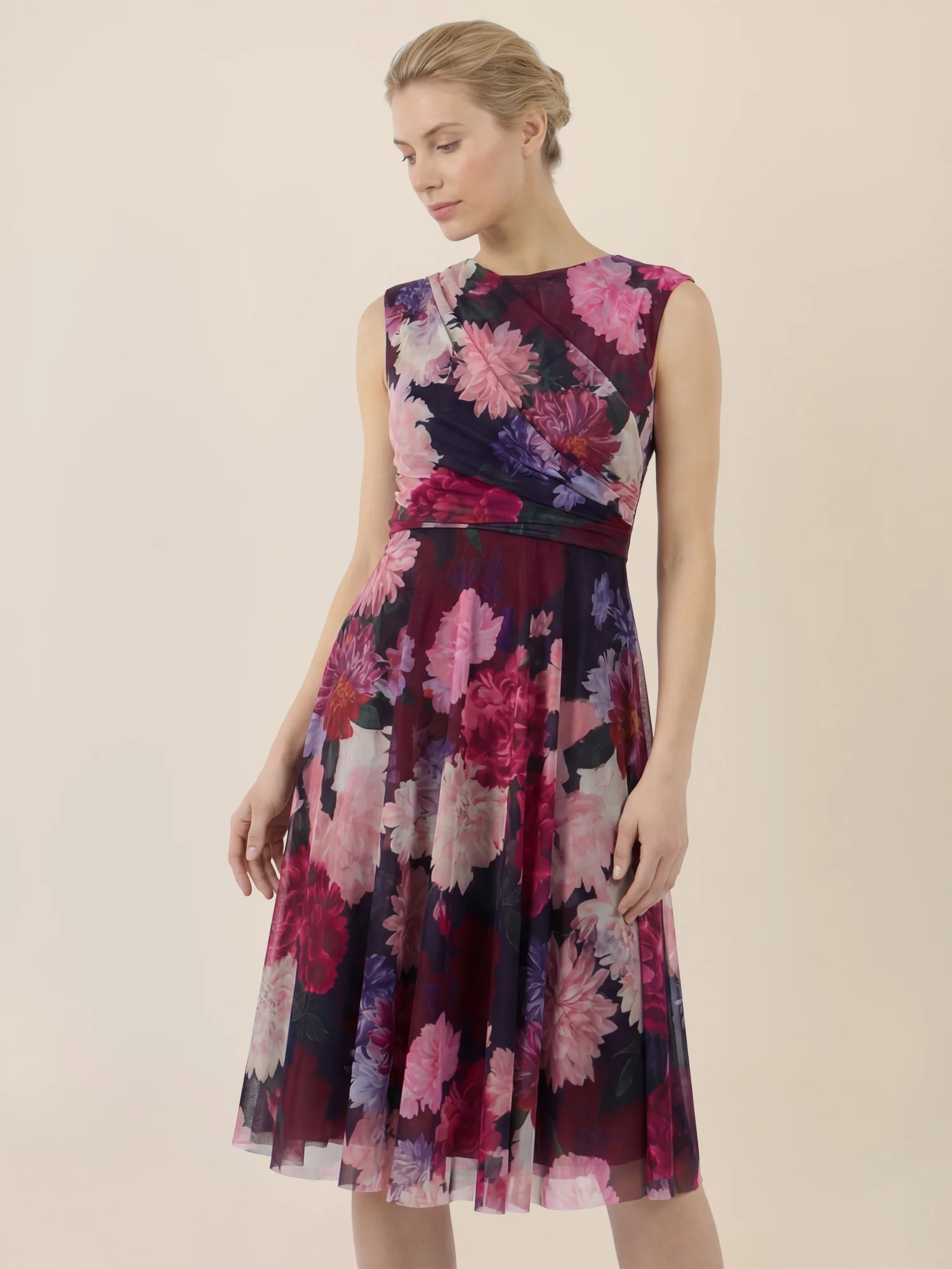 APART Ärmelloses Meshkleid mit Blumenprint und Drapierung | weinrot-multicolor - Image 4