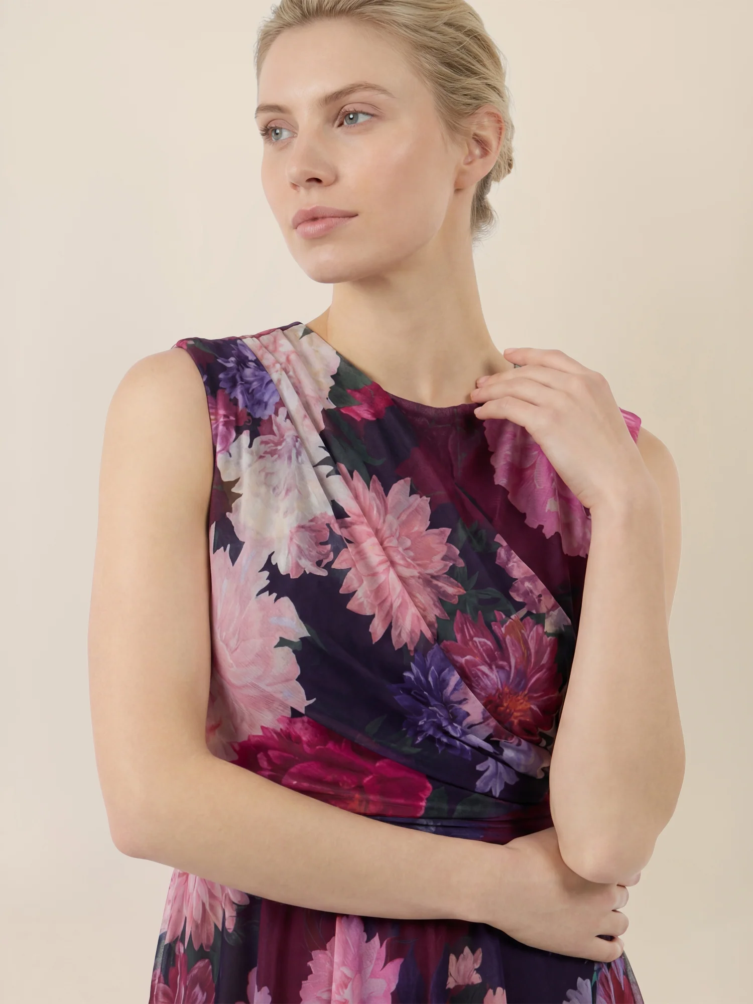 APART Ärmelloses Meshkleid mit Blumenprint und Drapierung | weinrot-multicolor - Image 5