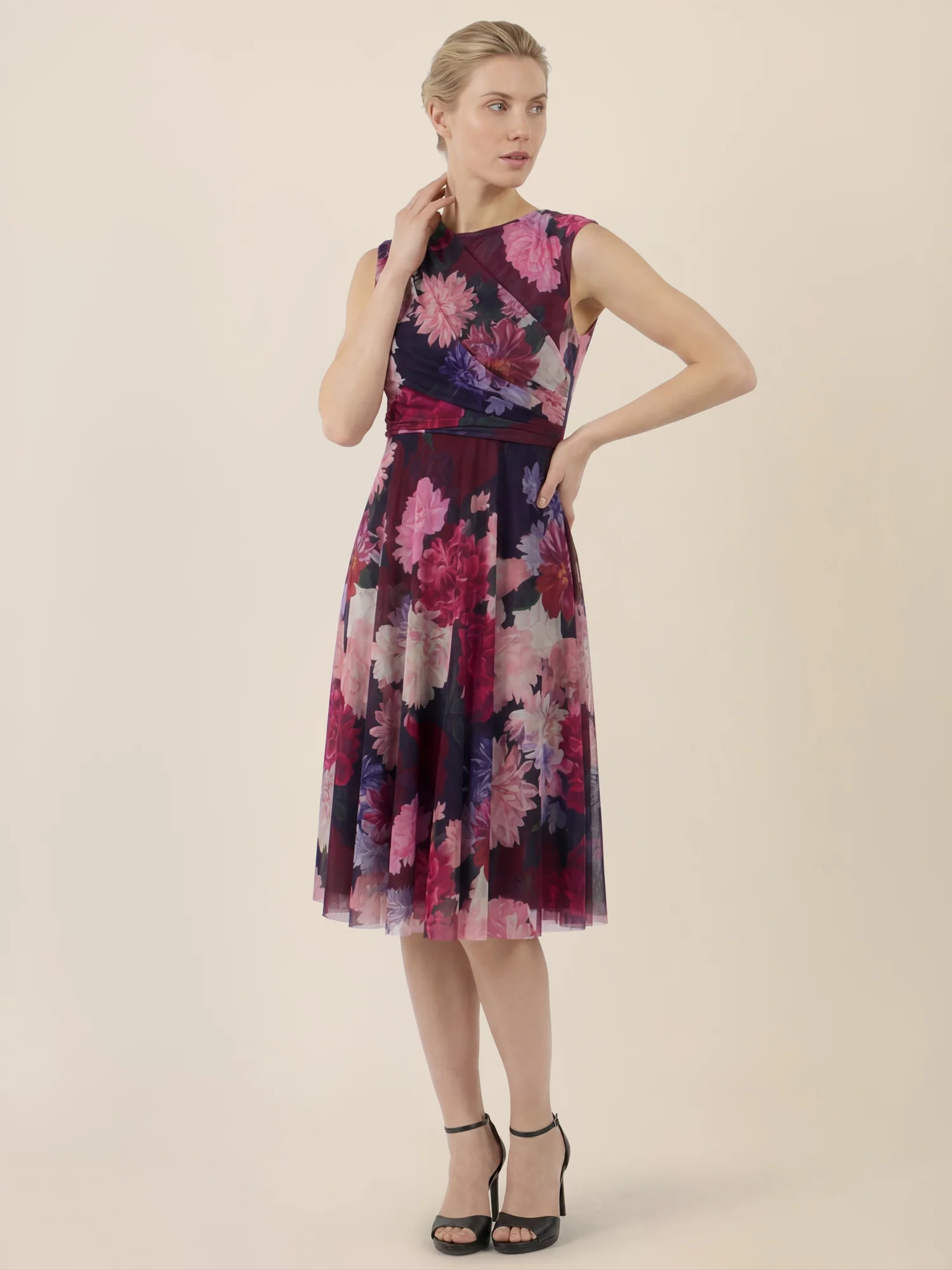 APART Ärmelloses Meshkleid mit Blumenprint und Drapierung | weinrot-multicolor - Image 6