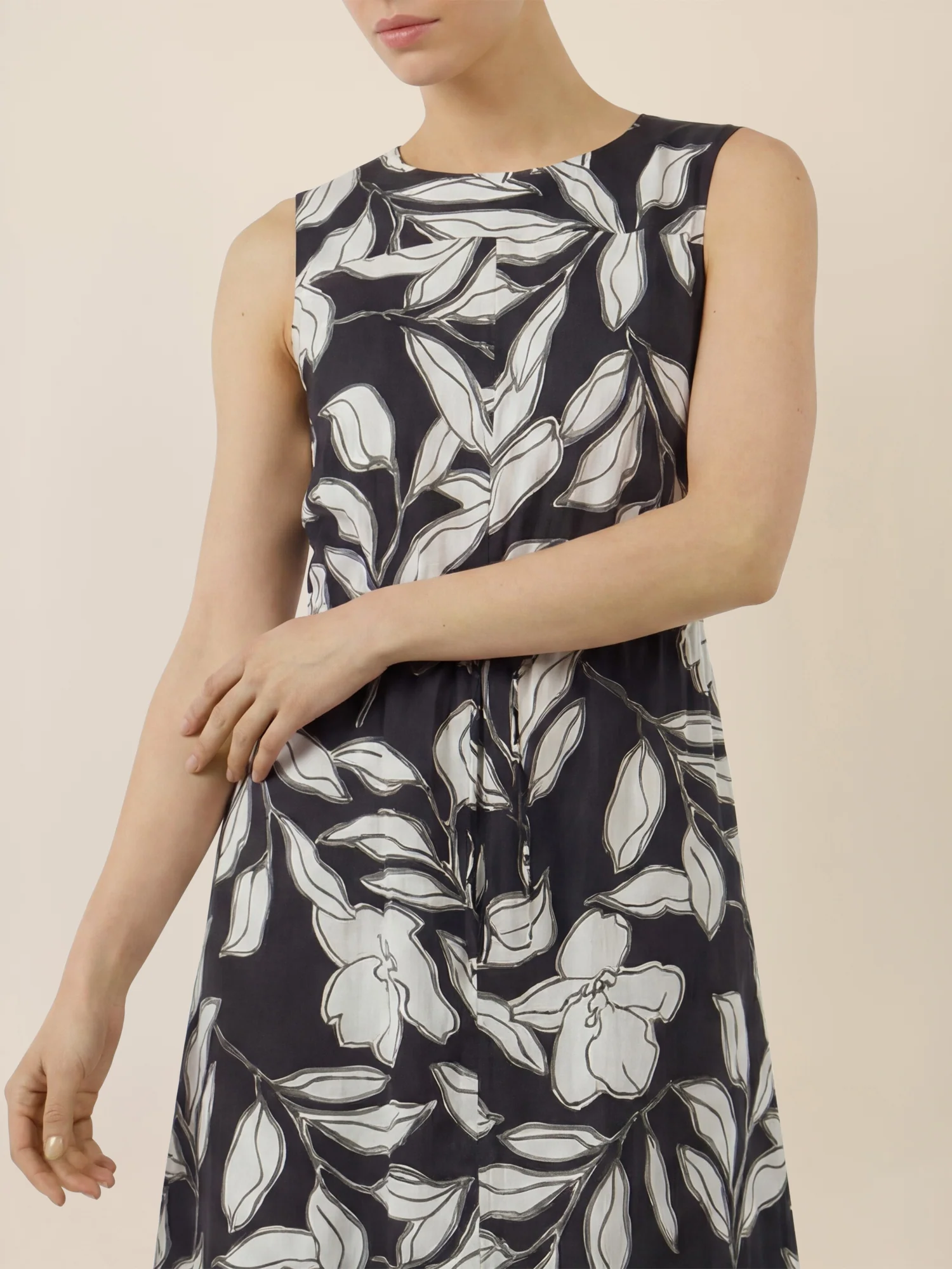 APART Ärmelloses Midikleid mit floralem Grafikprint | schwarz-creme - Image 4