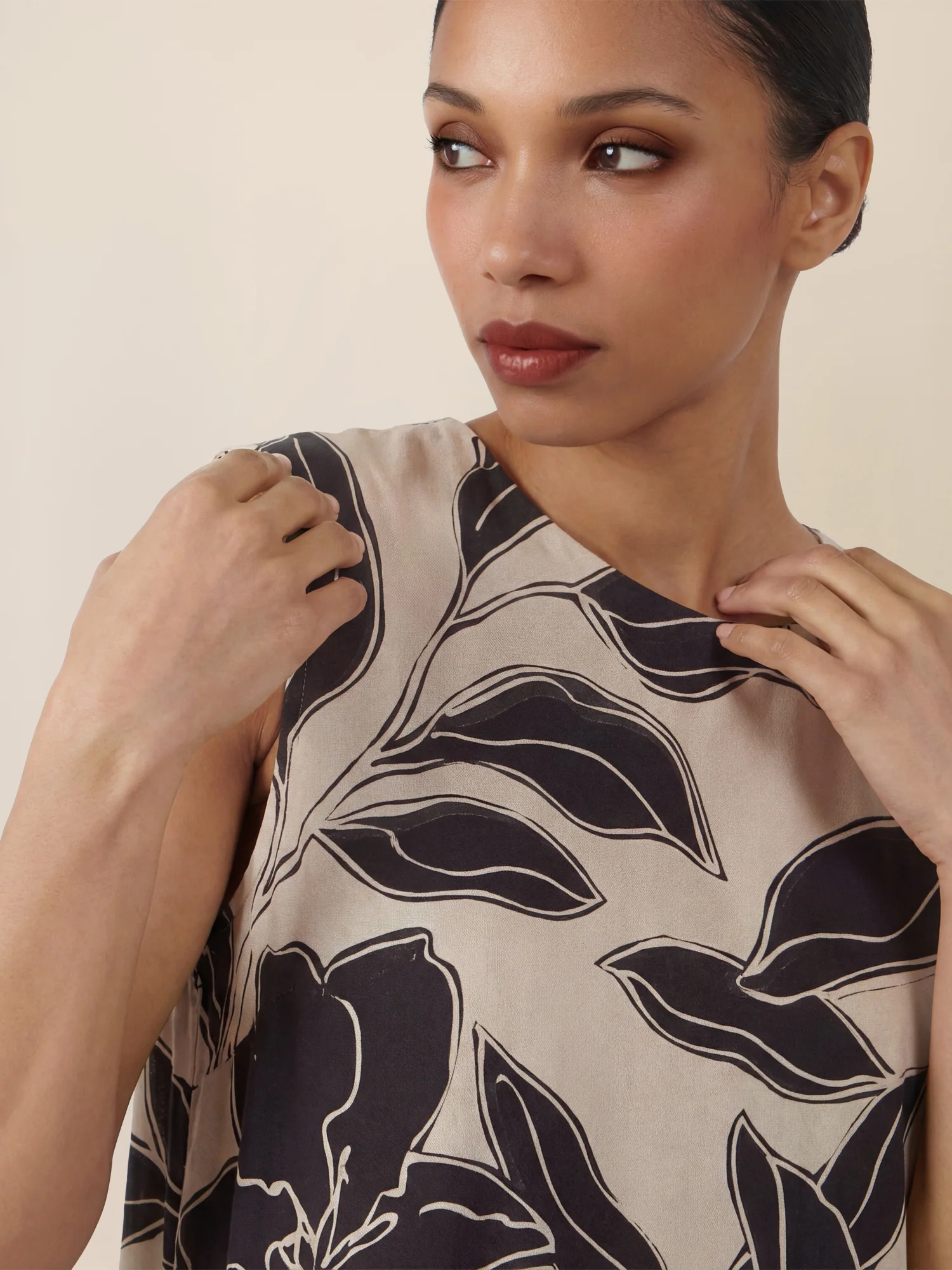APART Ärmelloses Volantkleid mit Print | beige-schwarz - Image 4