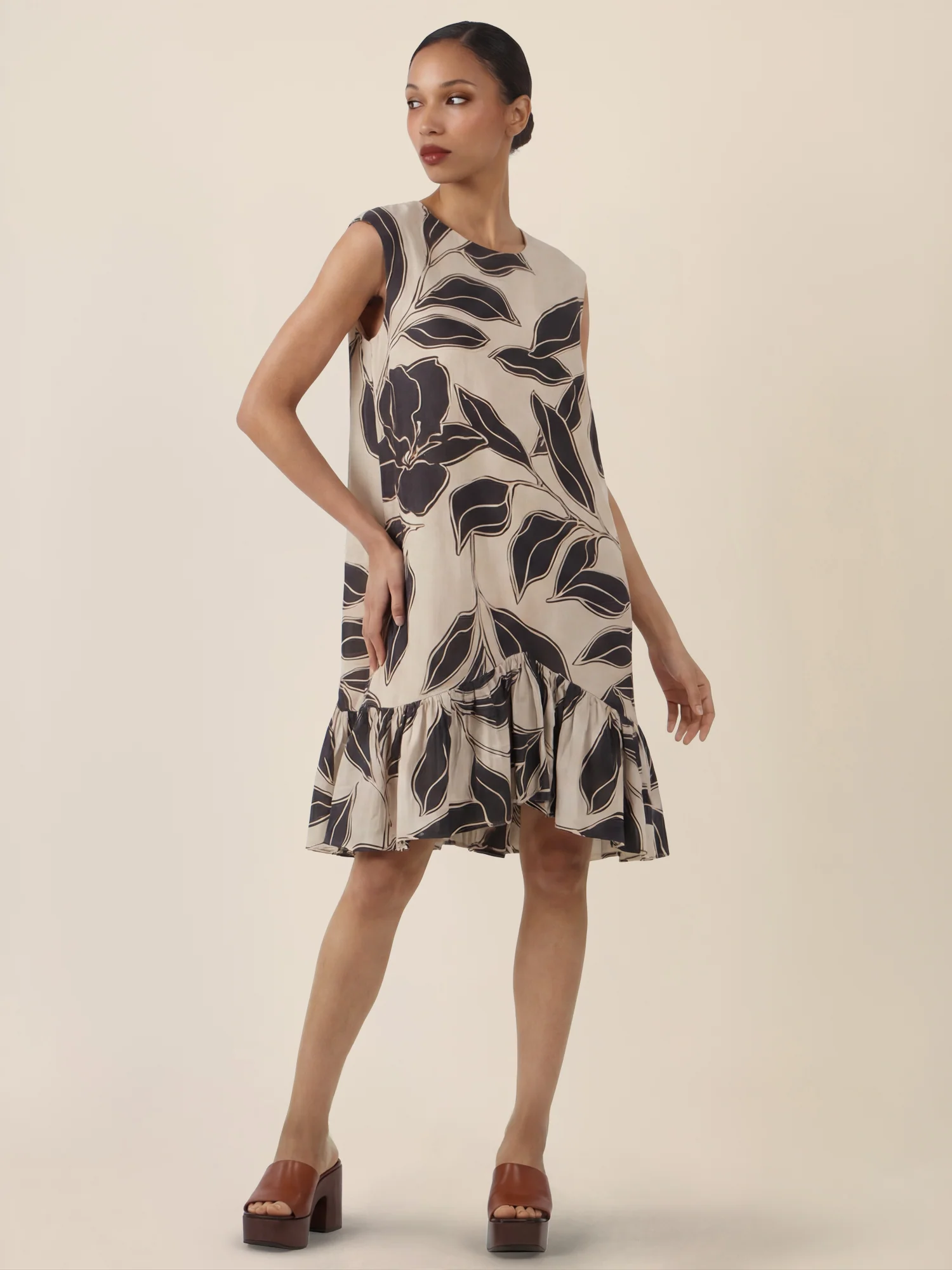 APART Ärmelloses Volantkleid mit Print | beige-schwarz - Image 6