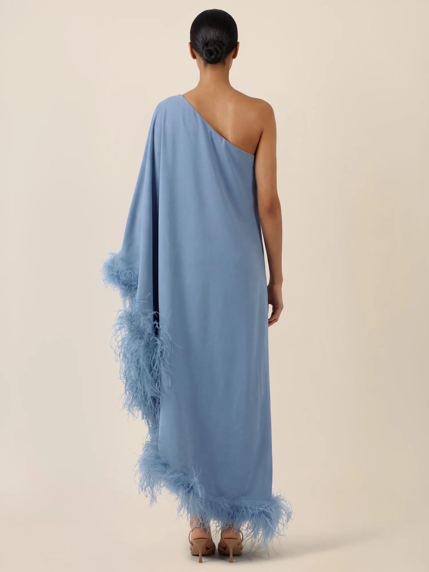 APART Asymmetrisches Abendkleid mit Federn | rauchblau - Image 2