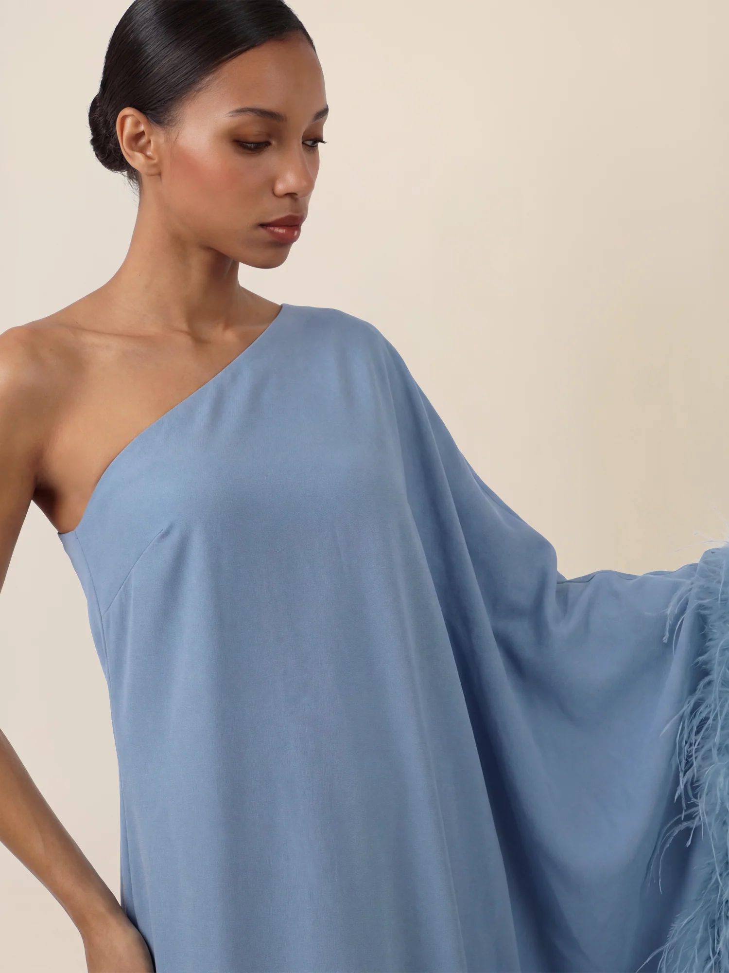 APART Asymmetrisches Abendkleid mit Federn | rauchblau - Image 4
