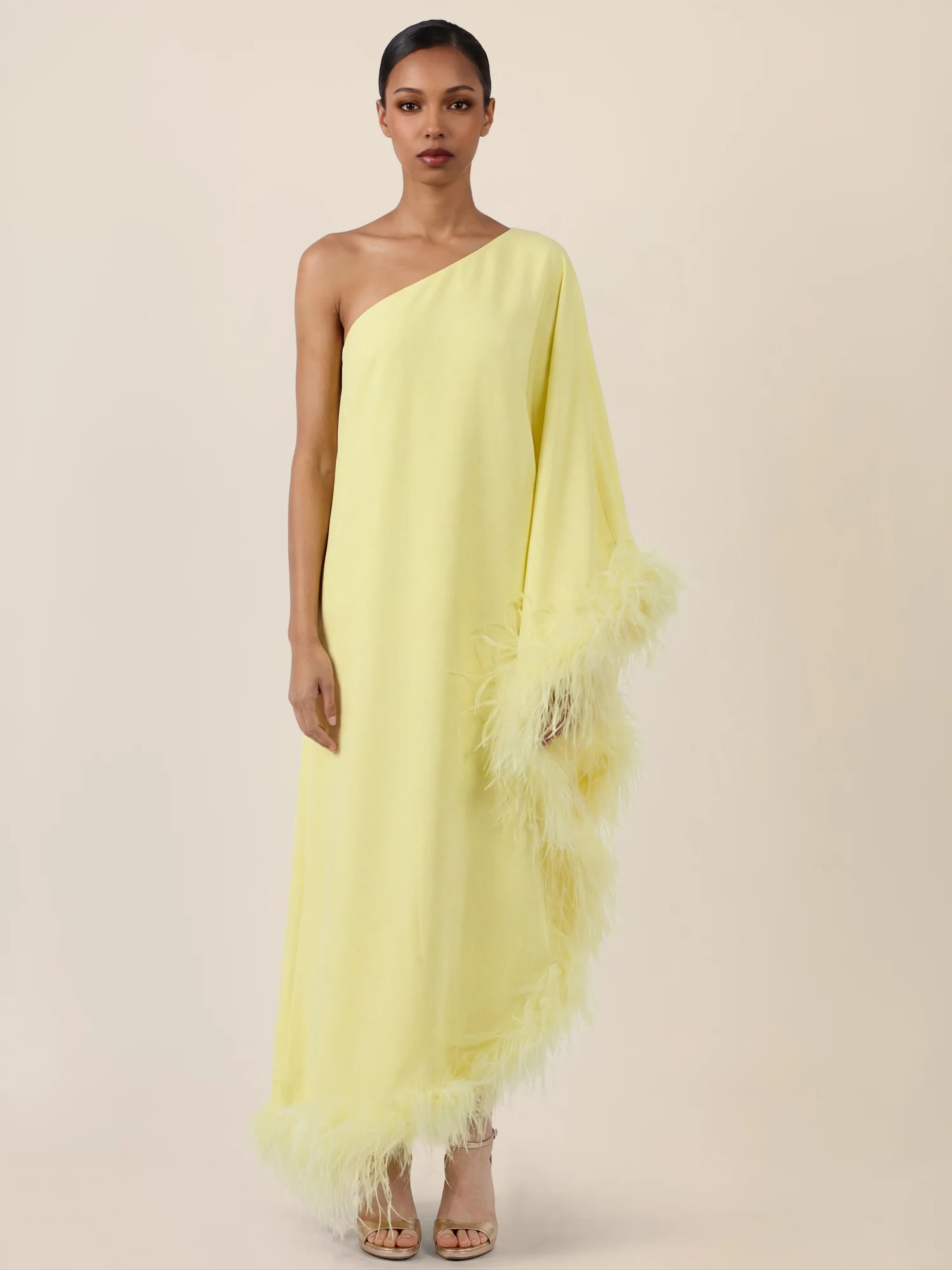 APART Asymmetrisches Abendkleid mit Federn | vanille