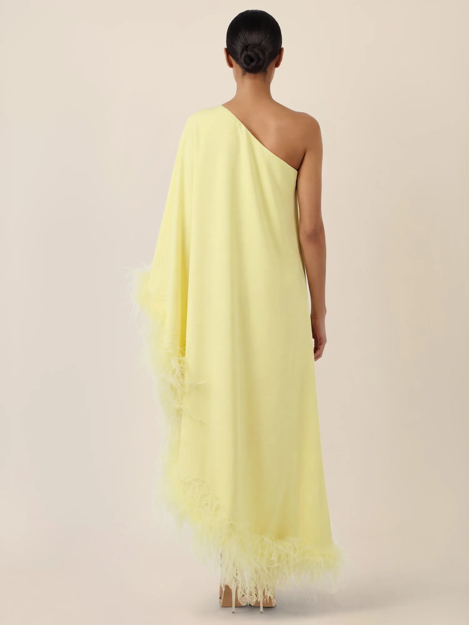 APART Asymmetrisches Abendkleid mit Federn | vanille - Image 2