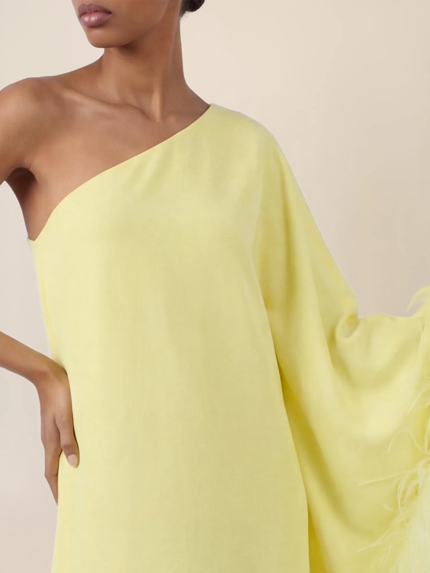 APART Asymmetrisches Abendkleid mit Federn | vanille - Image 4