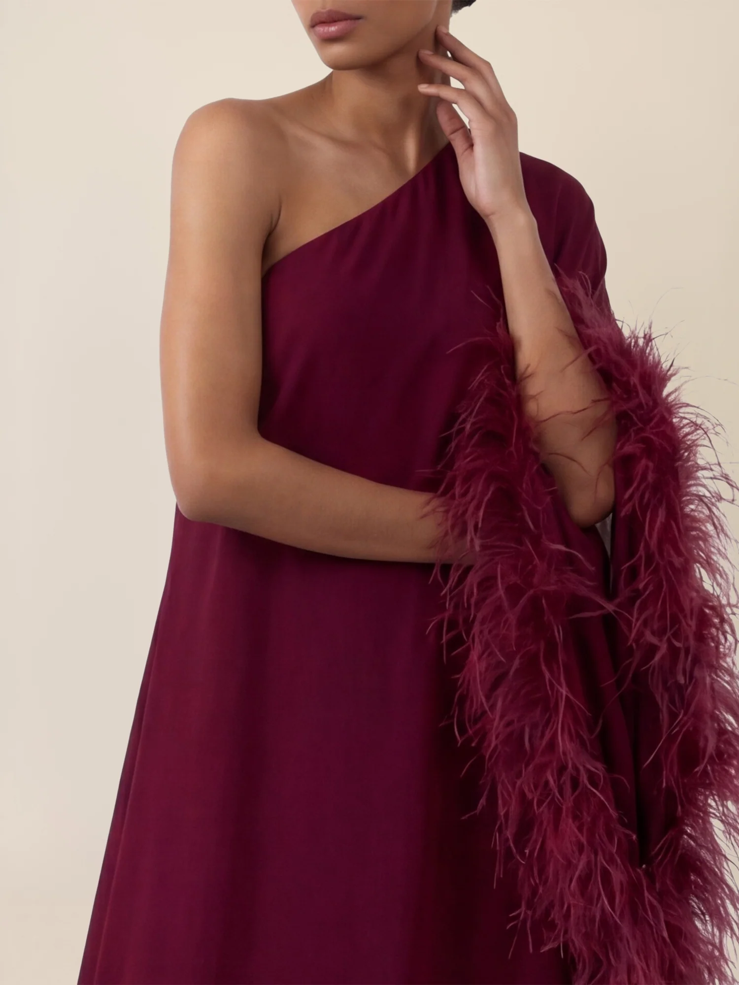 APART Asymmetrisches Abendkleid mit Federn | weinrot - Image 4