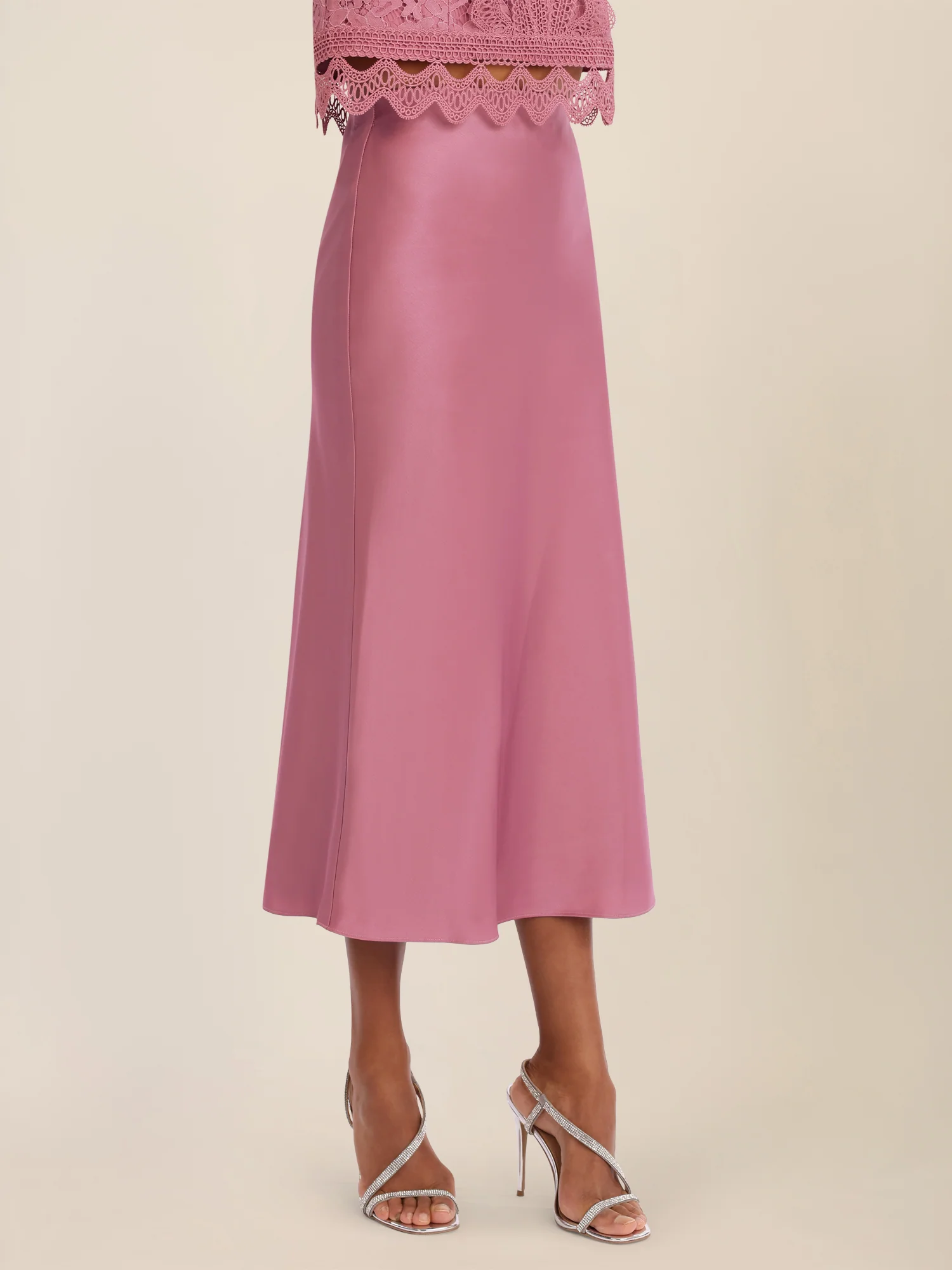 APART Ausgestellter Midirock in fließender Satin-Qualität | rosé