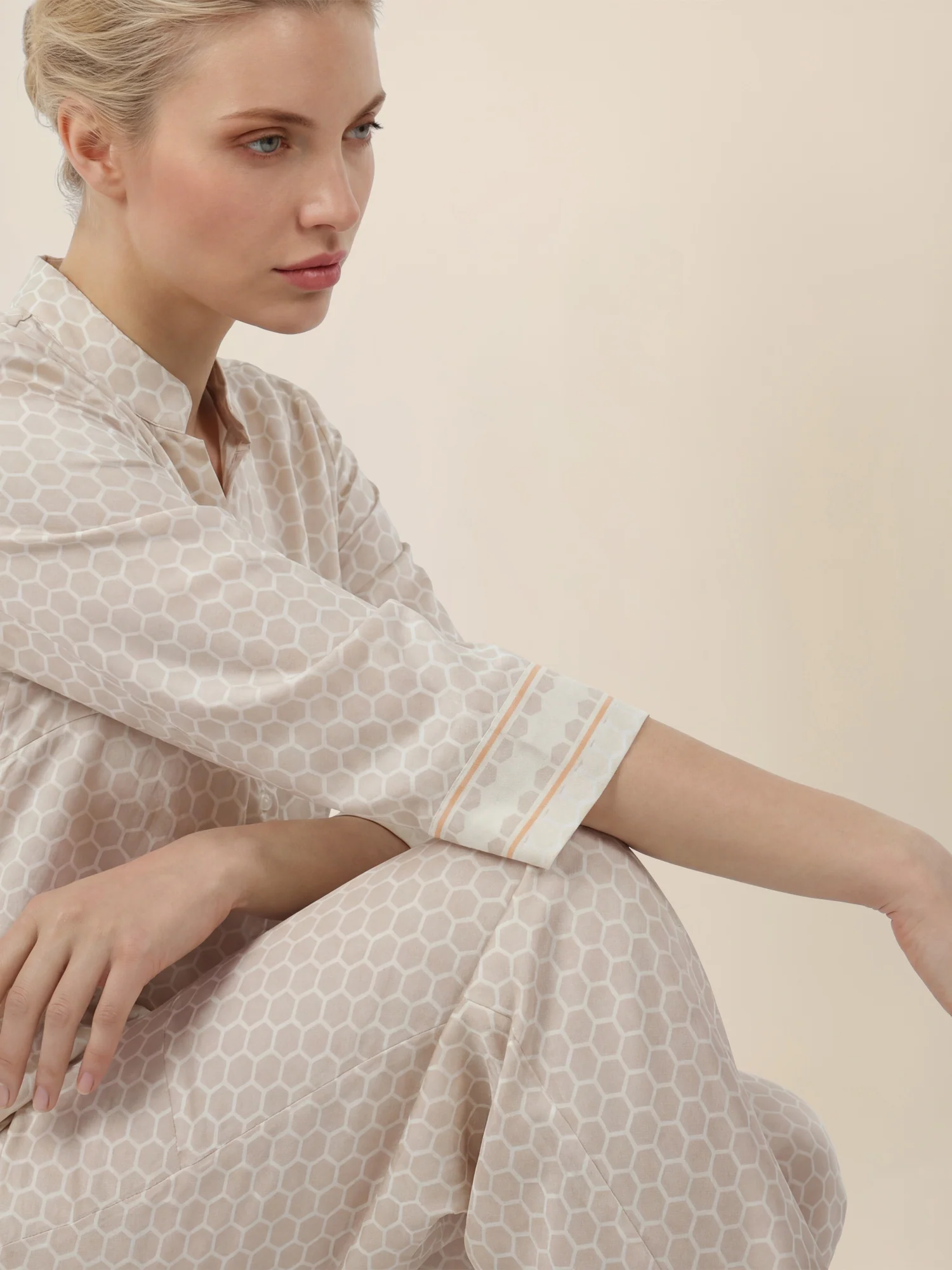 APART Blusenshirt mit Stehkragen und Punktmuster | creme-multicolor - Image 5