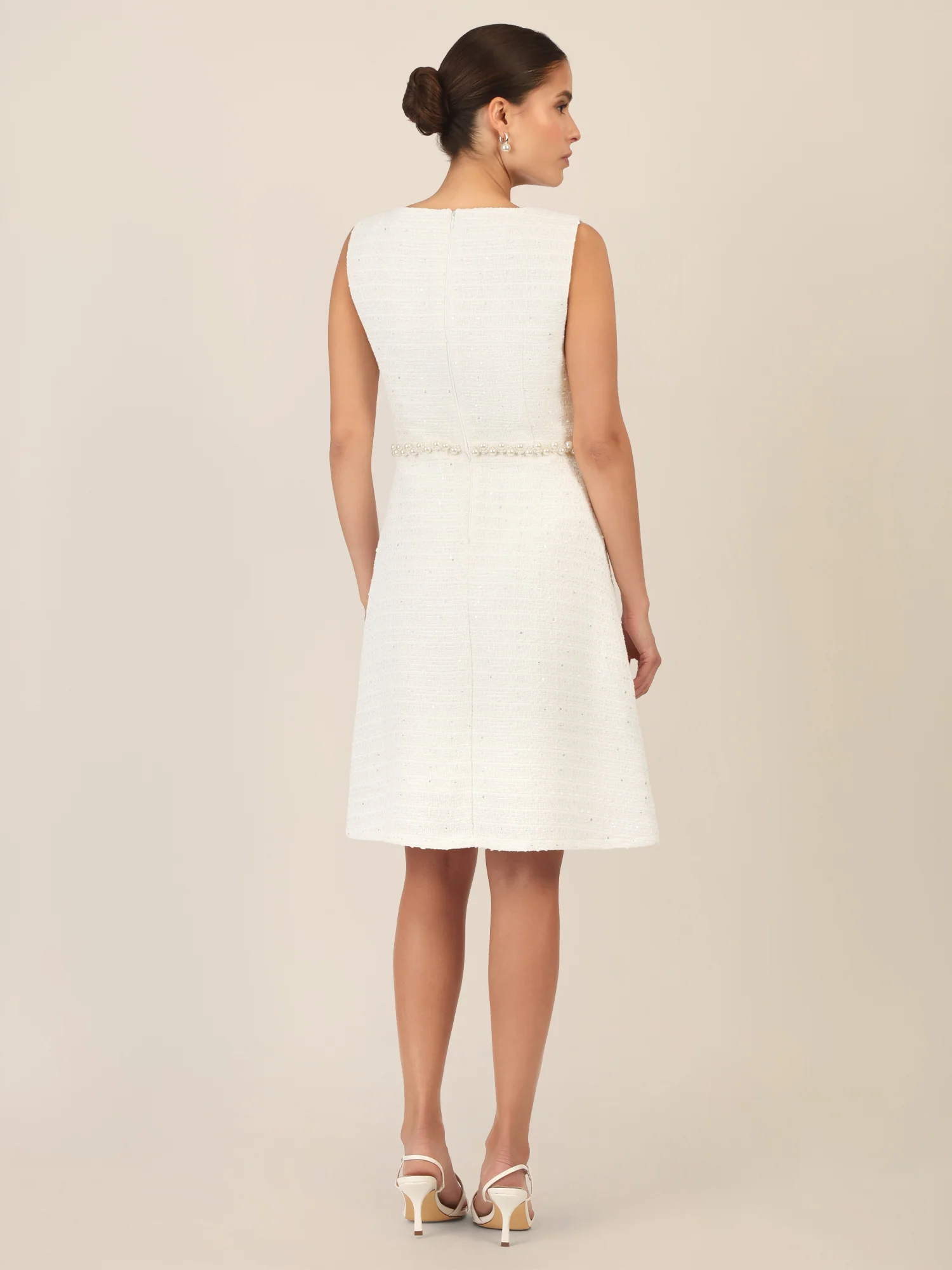 APART Bouclékleid aus Strukturstoff mit Perlengürtel | creme - Image 2