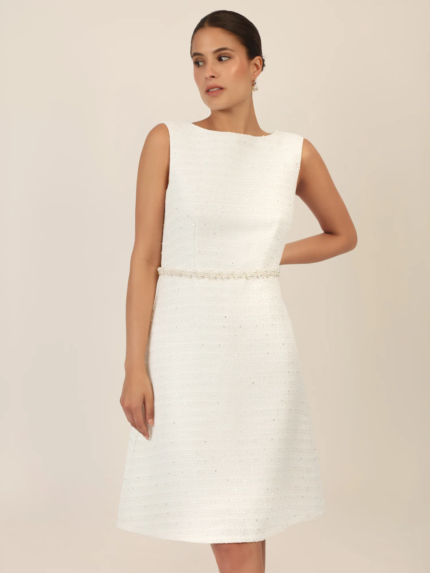 APART Bouclékleid aus Strukturstoff mit Perlengürtel | creme - Image 4