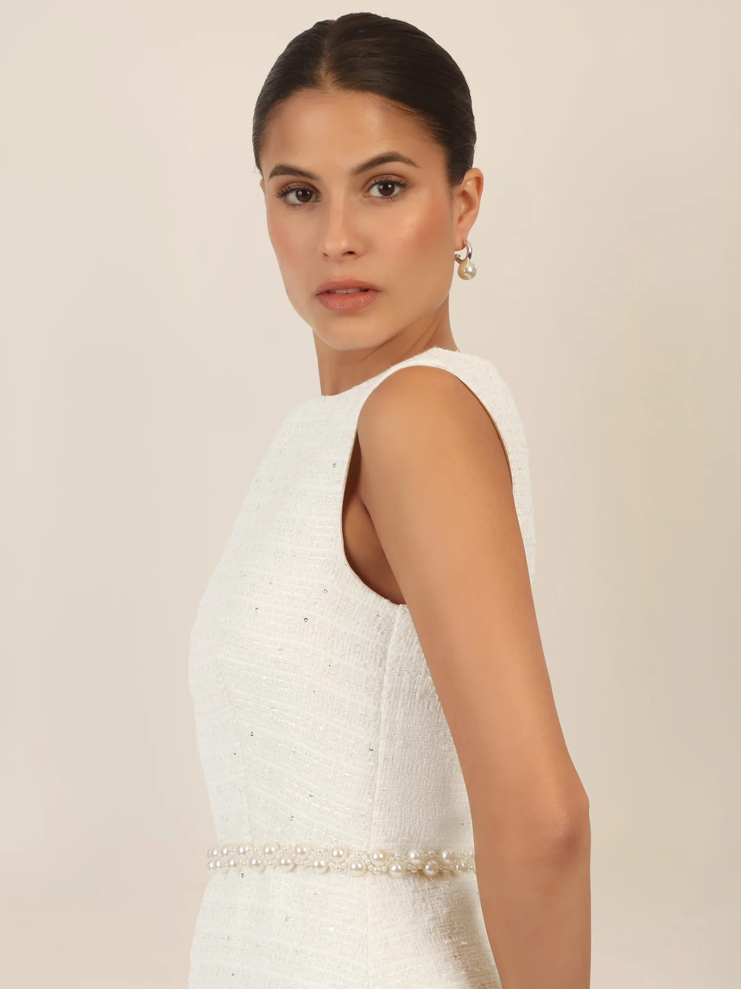APART Bouclékleid aus Strukturstoff mit Perlengürtel | creme - Image 5