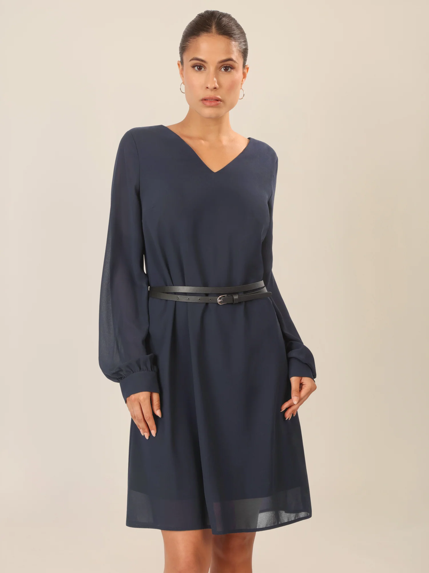 APART Chiffonkleid mit Gürtel und V-Ausschnitt | nachtblau - Image 4