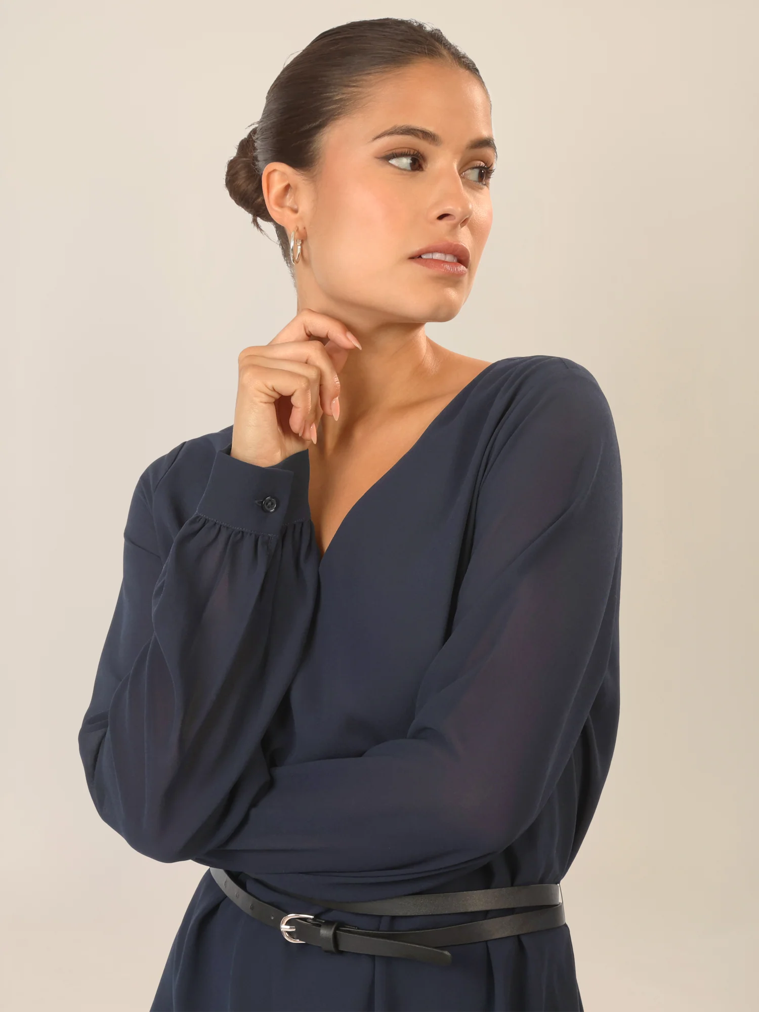 APART Chiffonkleid mit Gürtel und V-Ausschnitt | nachtblau - Image 5