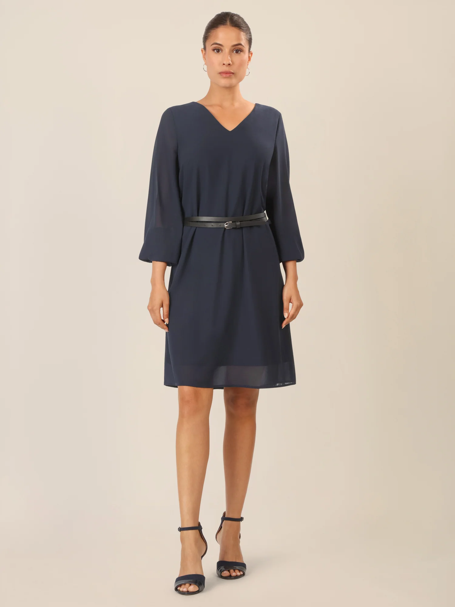 APART Chiffonkleid mit Gürtel und V-Ausschnitt | nachtblau - Image 6