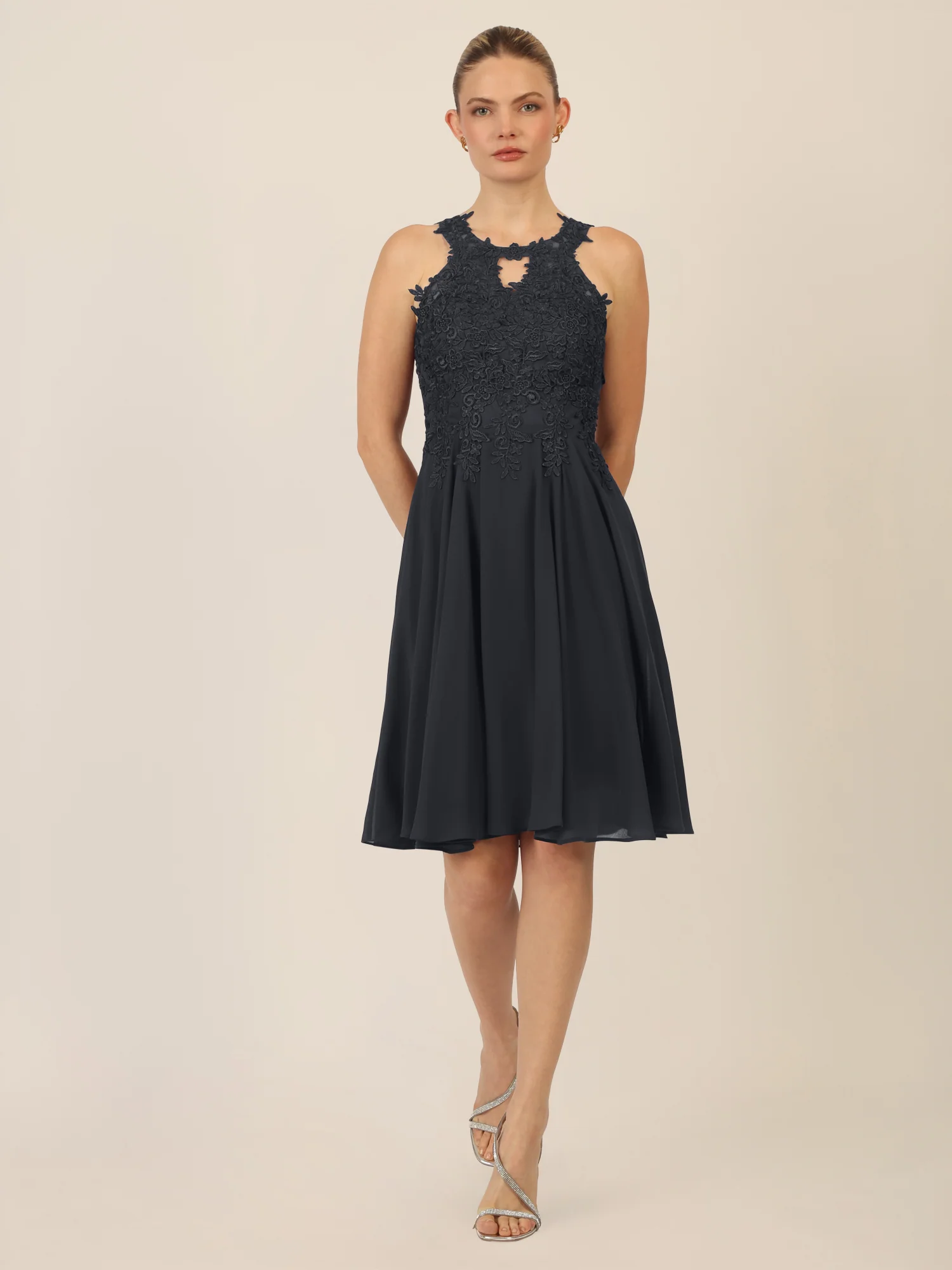 APART Cocktailkleid mit Cut-Out-Rücken | schwarz