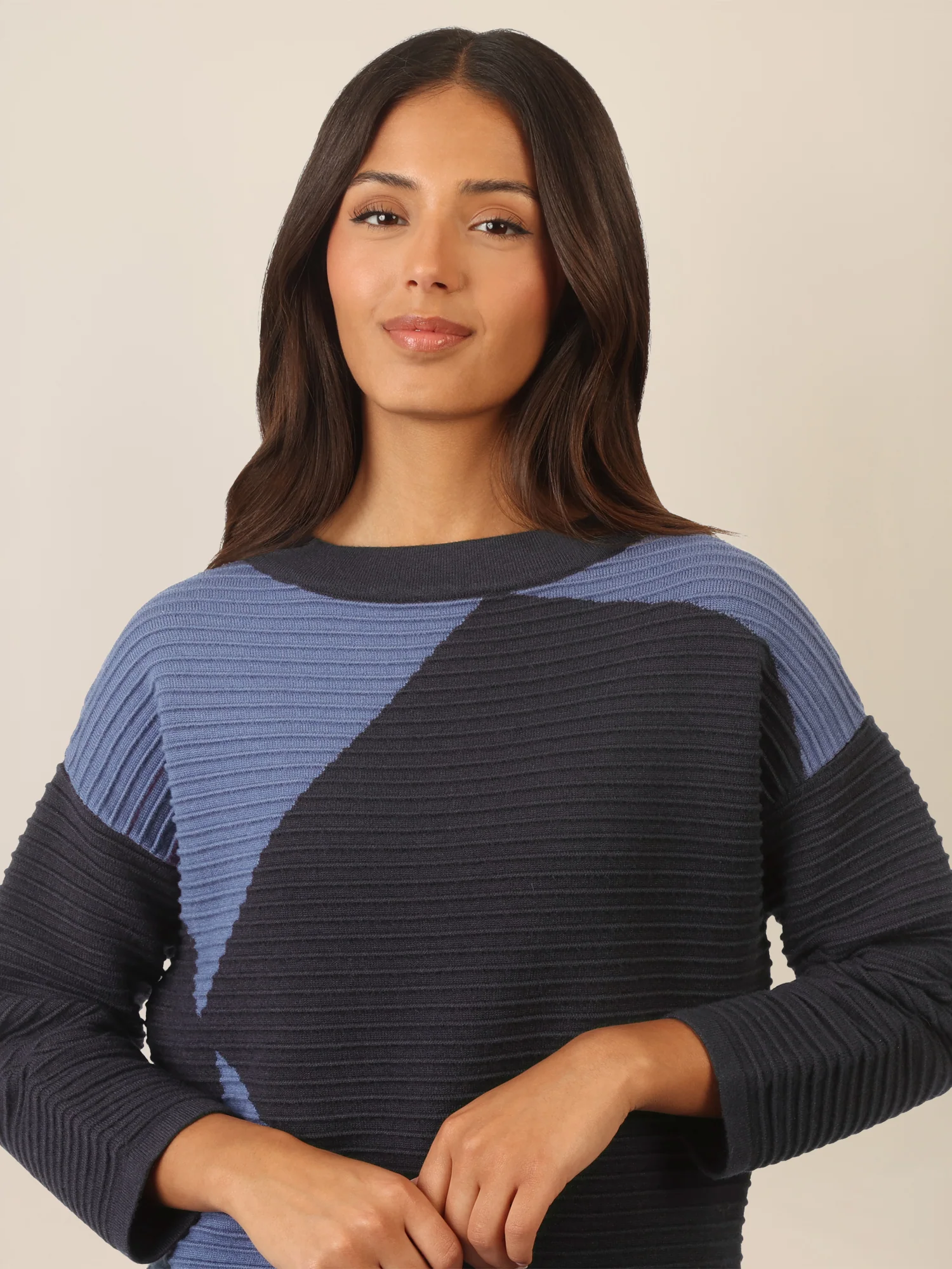 APART Colorblocking Strickkleid mit grafischem Strukturmuster | nachtblau-dunkelblau - Image 5