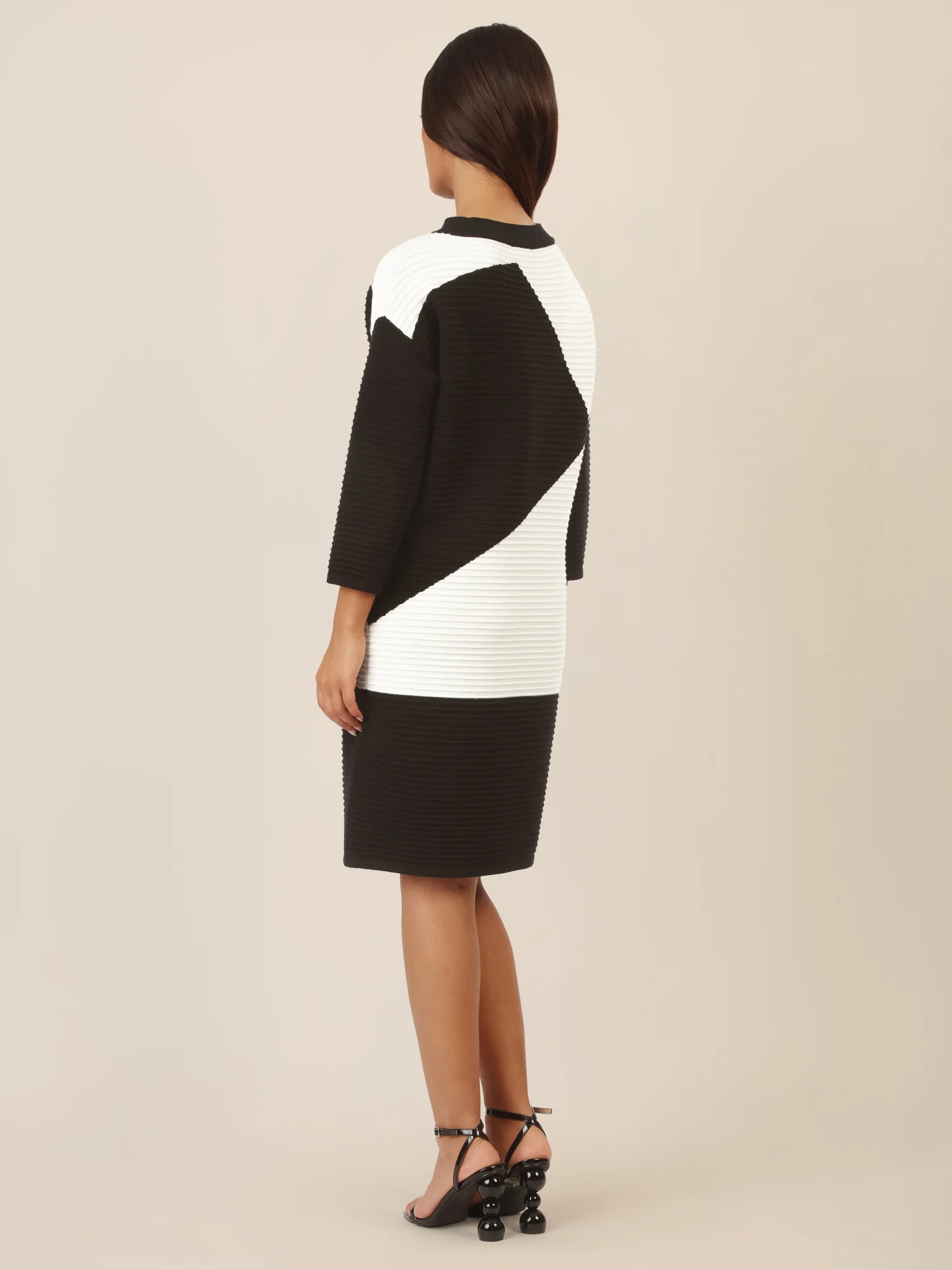APART Colorblocking Strickkleid mit grafischem Strukturmuster | schwarz-creme - Image 2