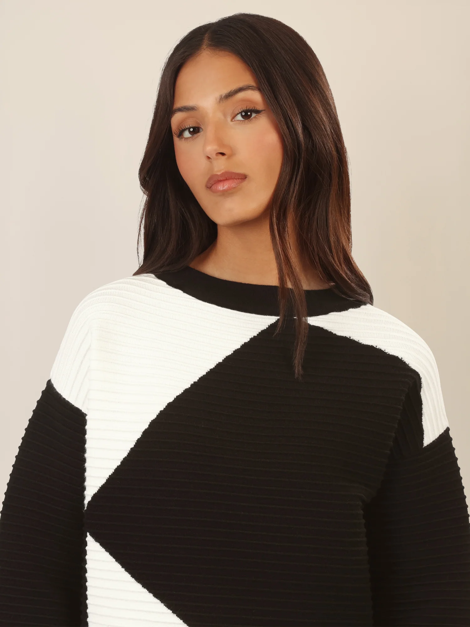 APART Colorblocking Strickkleid mit grafischem Strukturmuster | schwarz-creme - Image 4