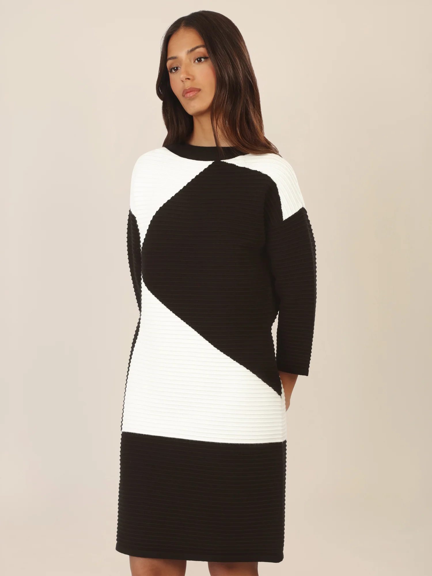 APART Colorblocking Strickkleid mit grafischem Strukturmuster | schwarz-creme - Image 5