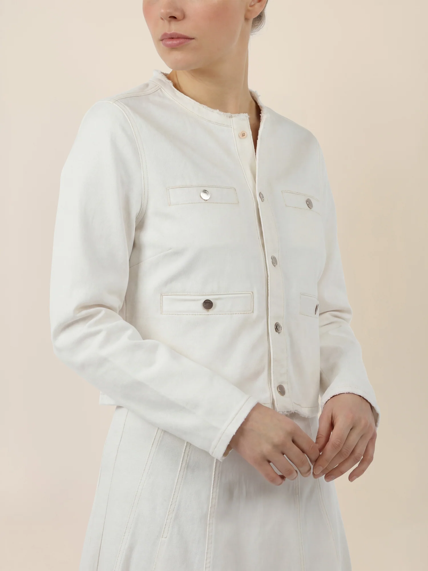 APART Cropped Jeansjacke mit Fransensaum | creme - Image 5