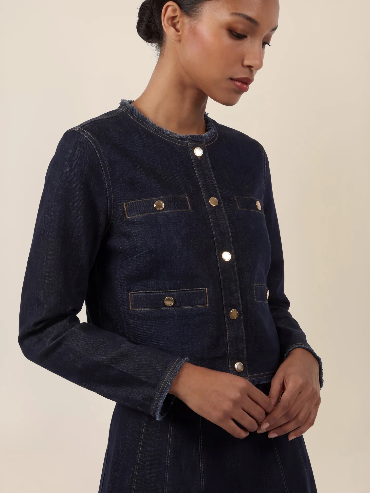APART Cropped Jeansjacke mit Fransensaum | dunkelblau - Image 5