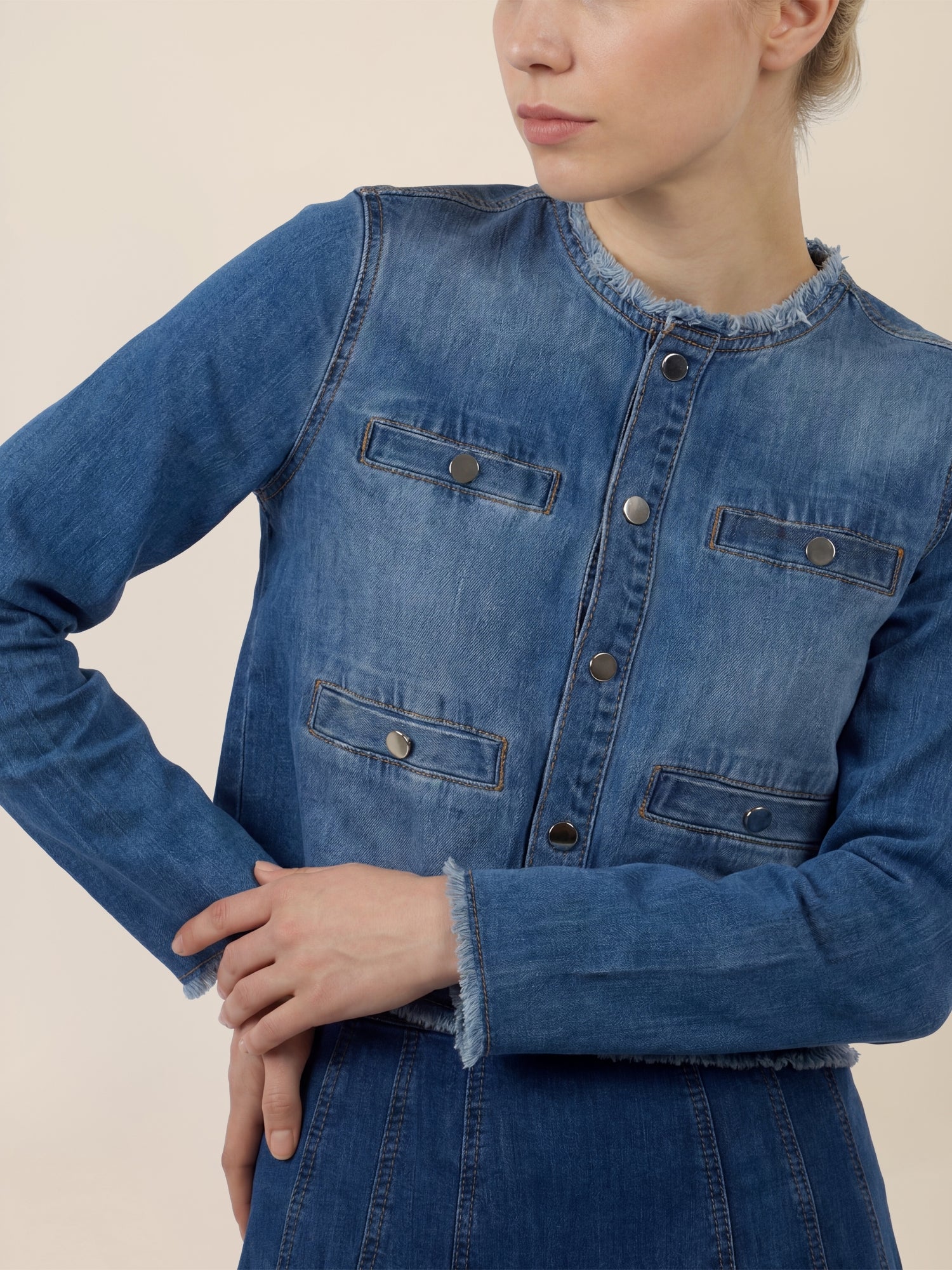 APART Cropped Jeansjacke mit Fransensaum | hellblau - Image 5