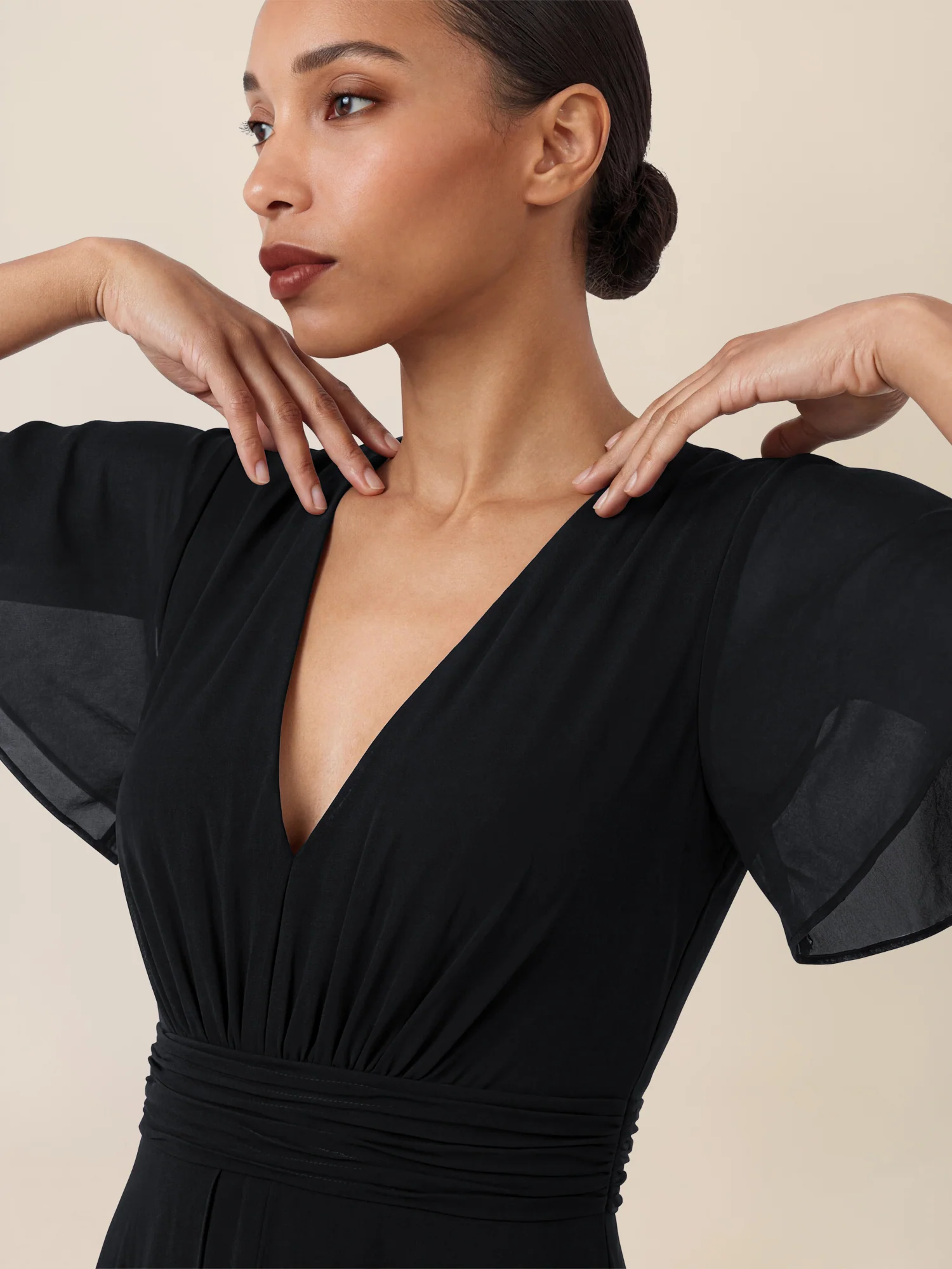 APART Eleganter Chiffonoverall mit fließendem Beinverlauf | schwarz - Image 4
