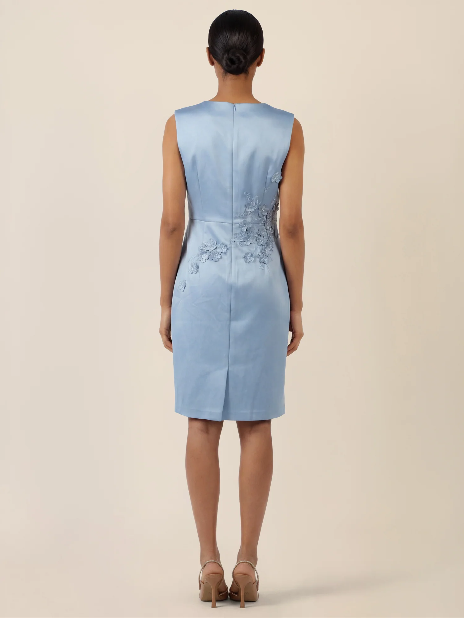 APART Elegantes Etuikleid mit 3D-Blütenstickerei | rauchblau - Image 2
