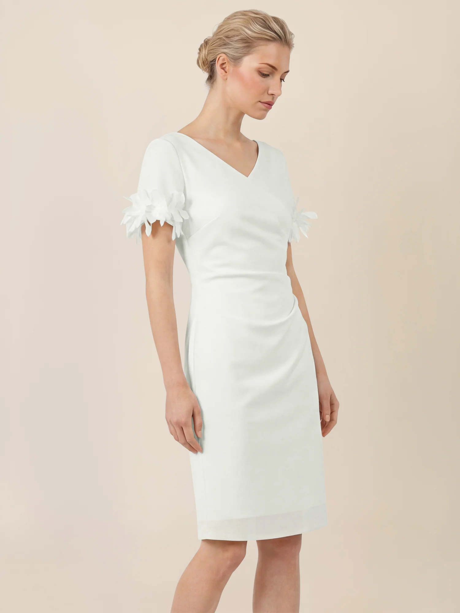 APART Elegantes Etuikleid mit floralen Ärmeldetails | creme - Image 4