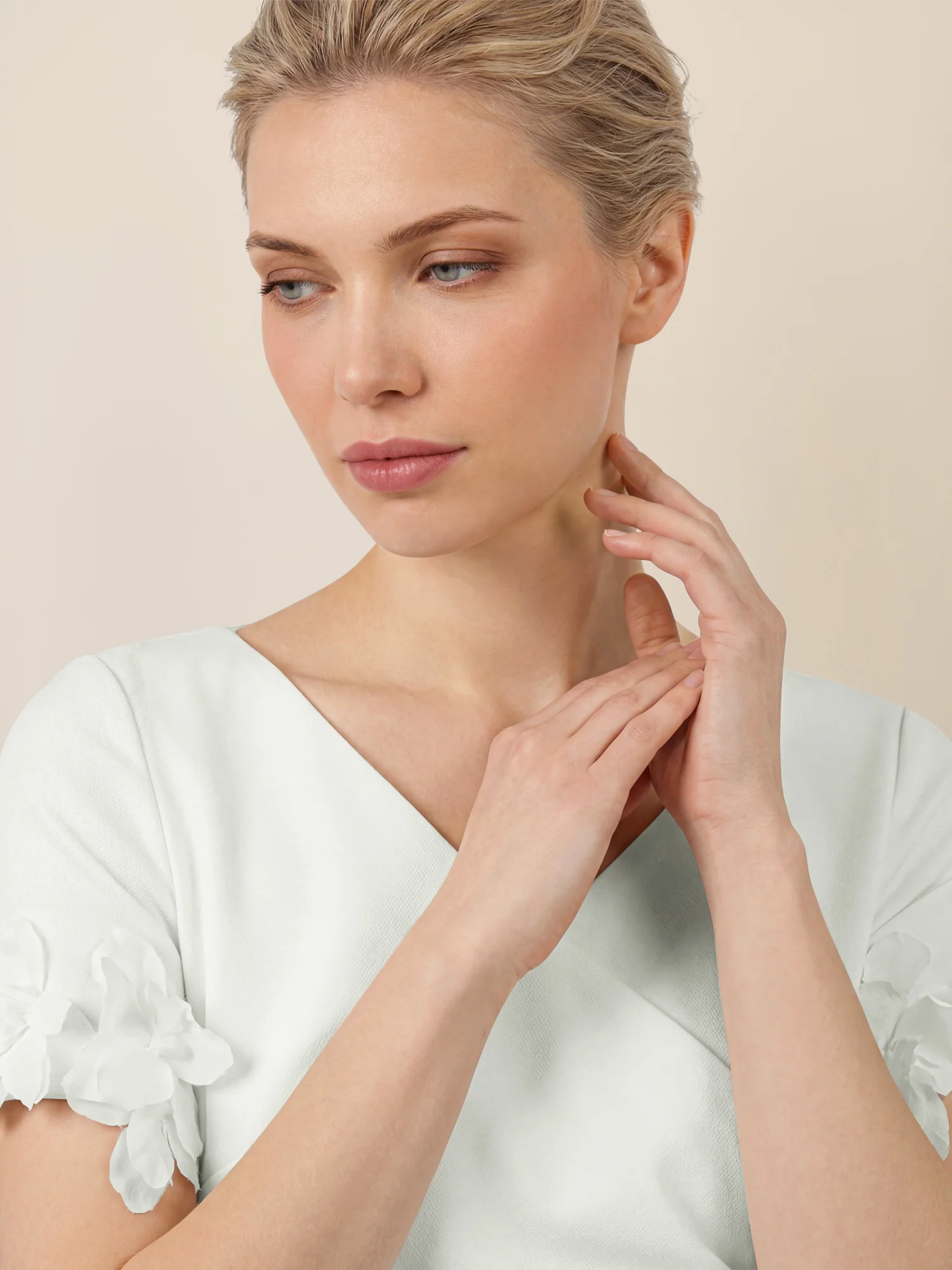 APART Elegantes Etuikleid mit floralen Ärmeldetails | creme - Image 5